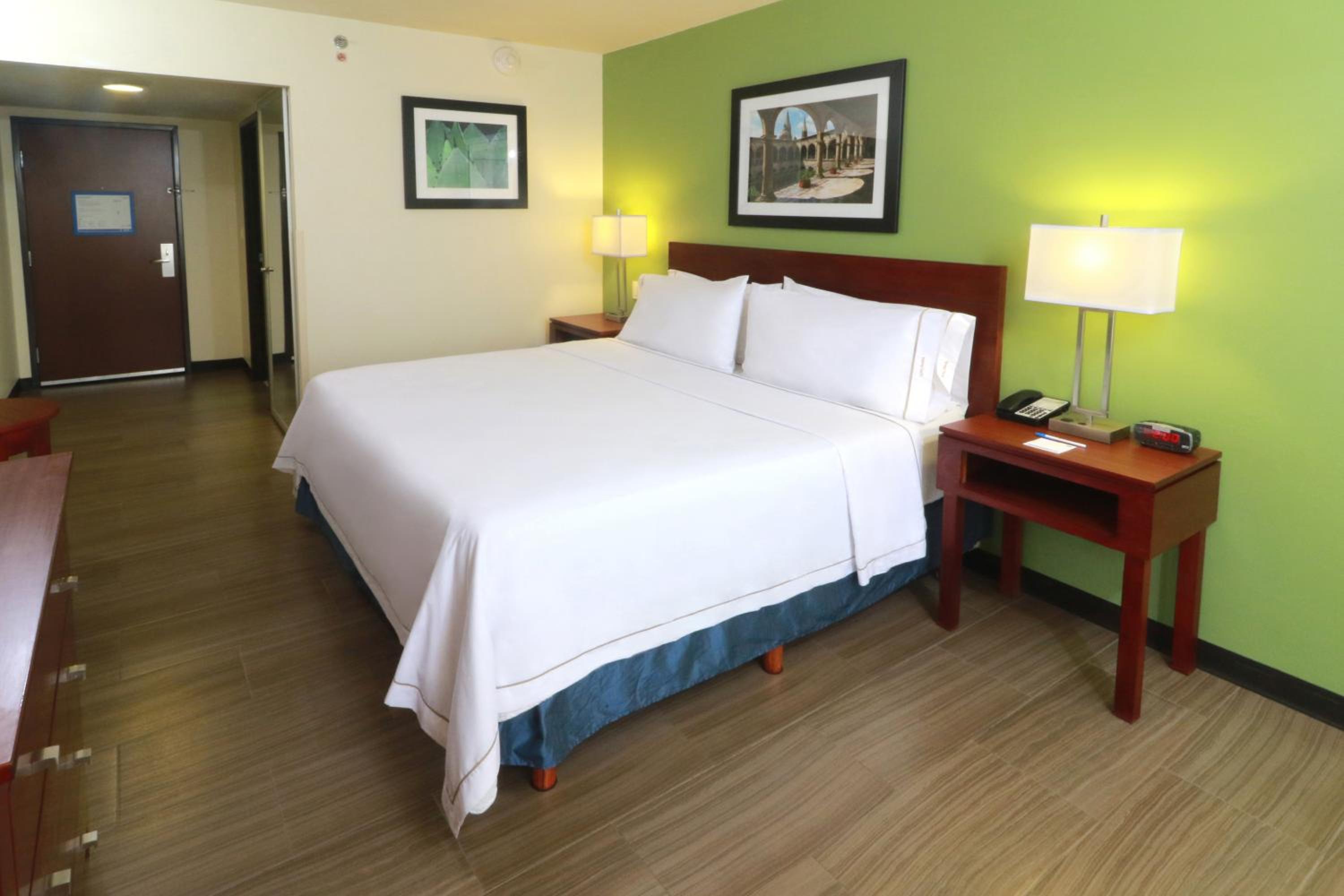 Standard King Room thumbnail 5
