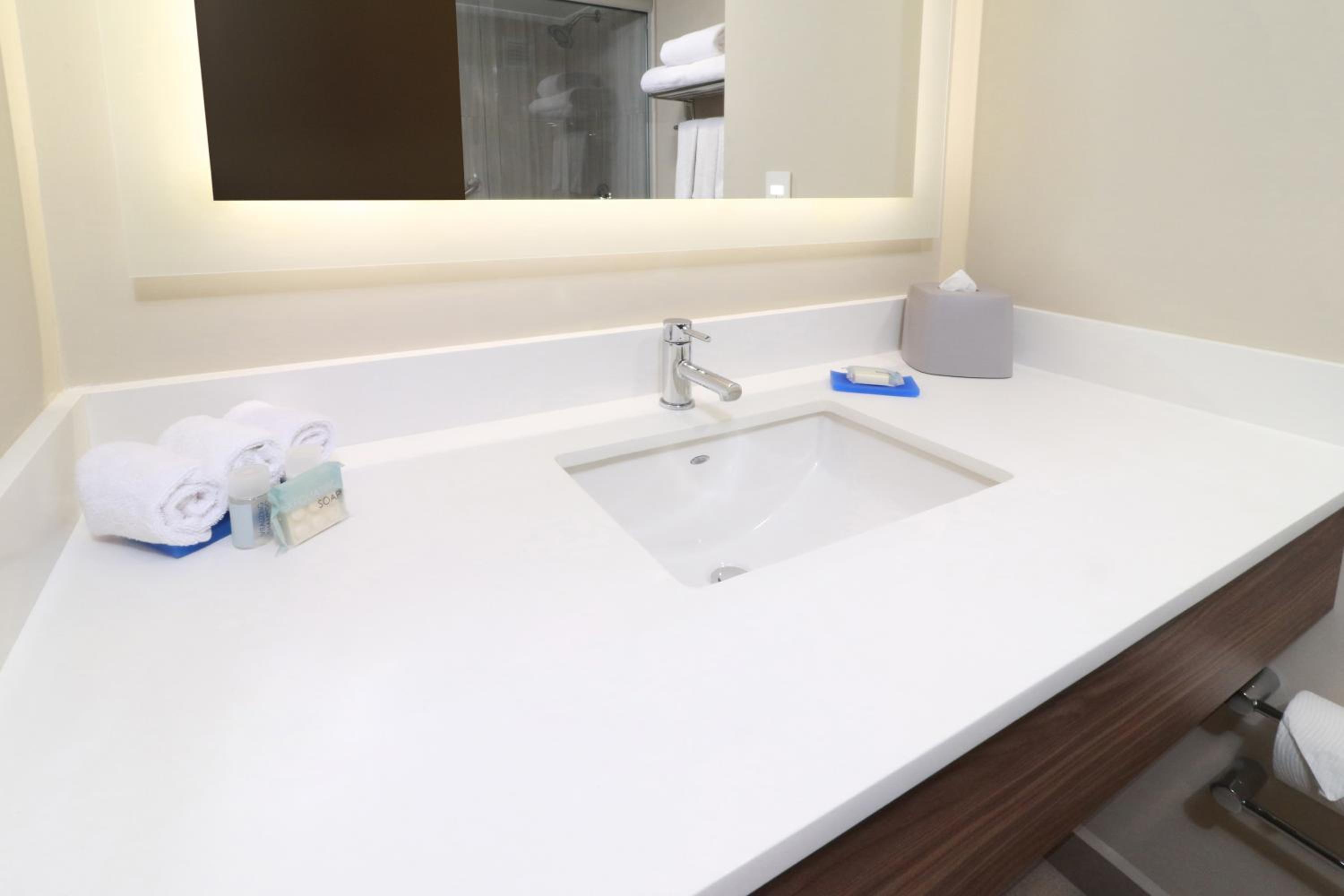 Standard King Room - Accessible thumbnail 6