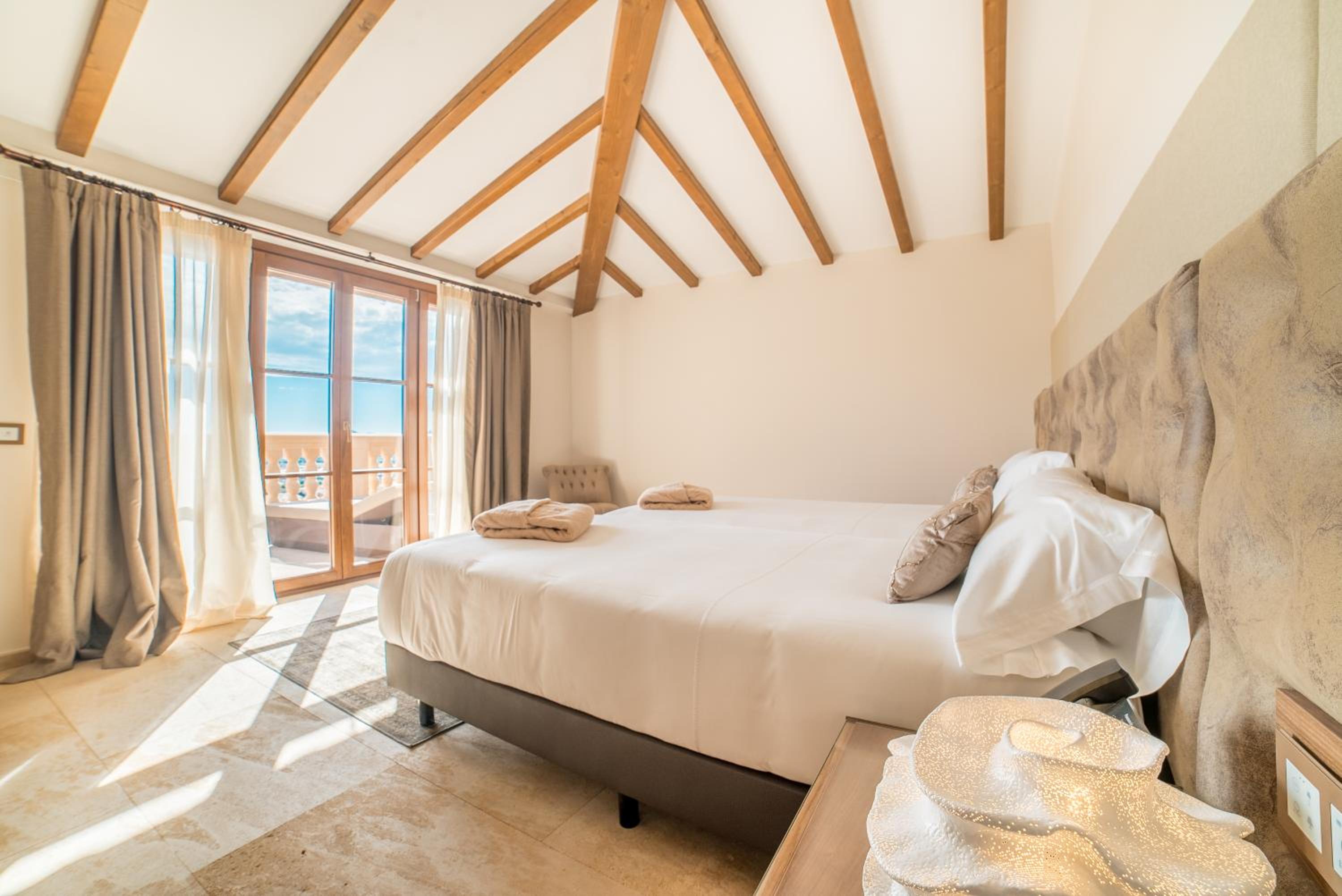 Deluxe Suite - Photo 3