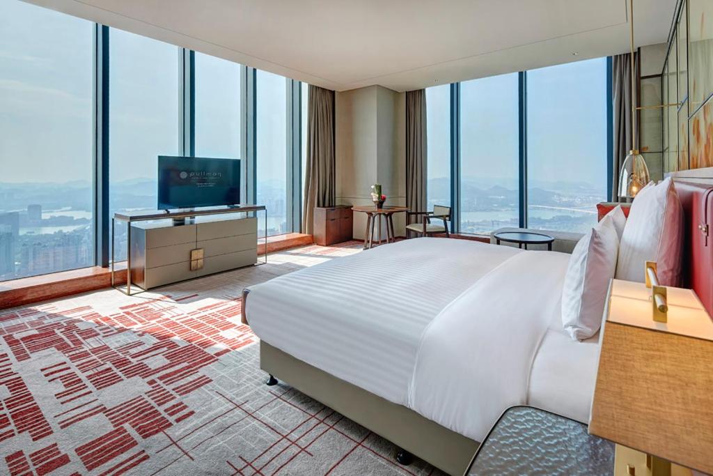 Deluxe King Executive Room with View - Photo 3