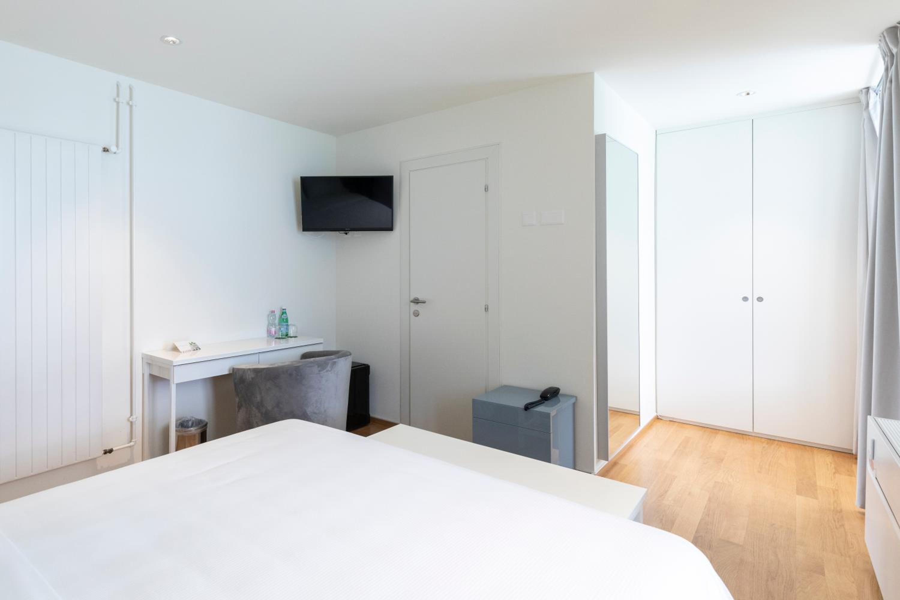 Deluxe Room with Lake View - Photo 8