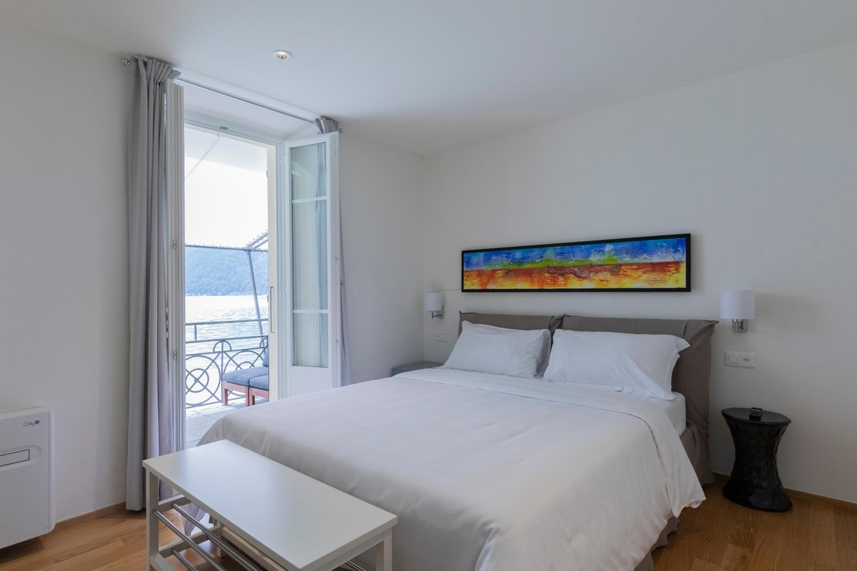 Deluxe Room with Lake View - Photo 4