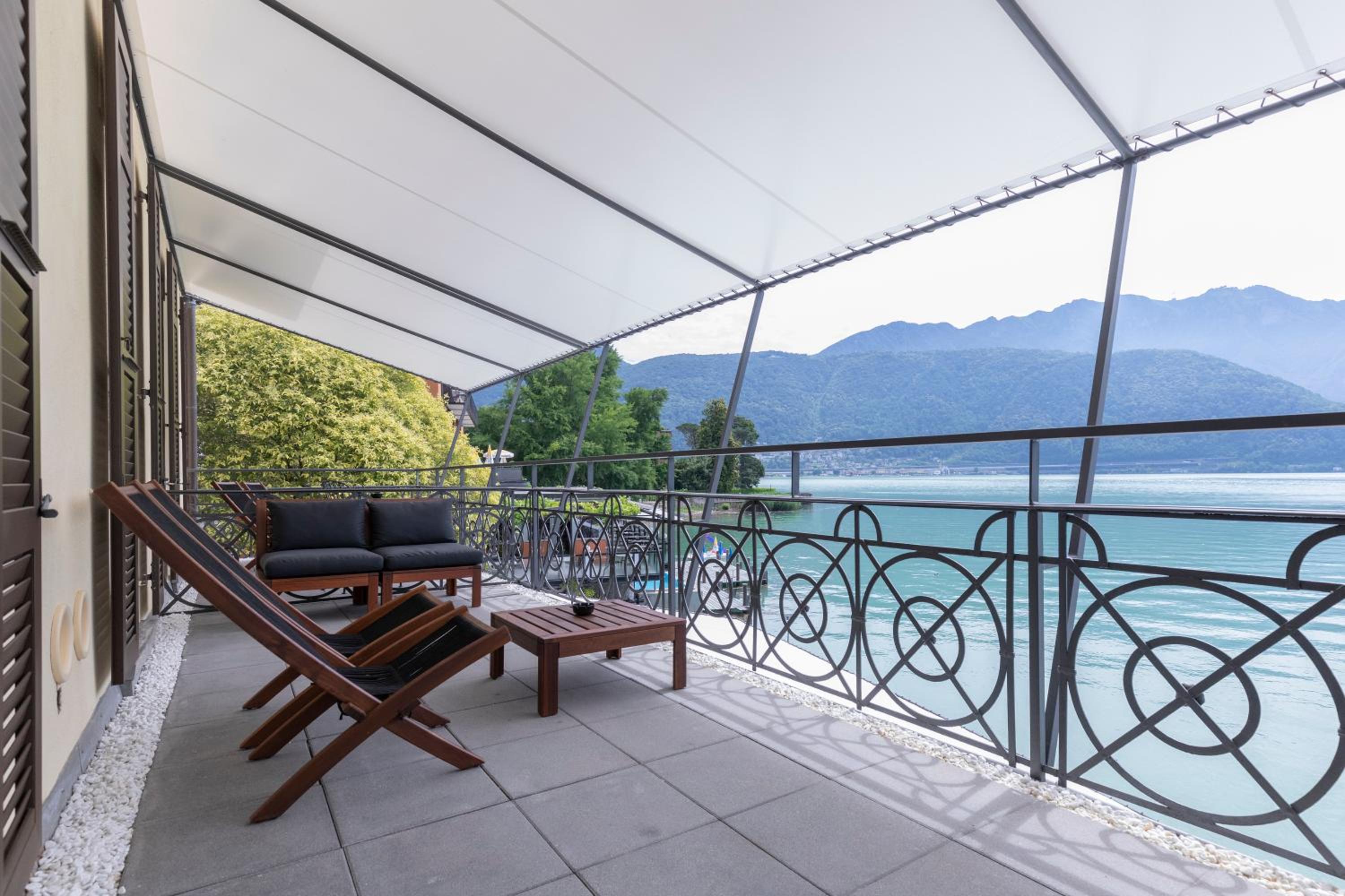 Deluxe Room with Lake View - Photo 3