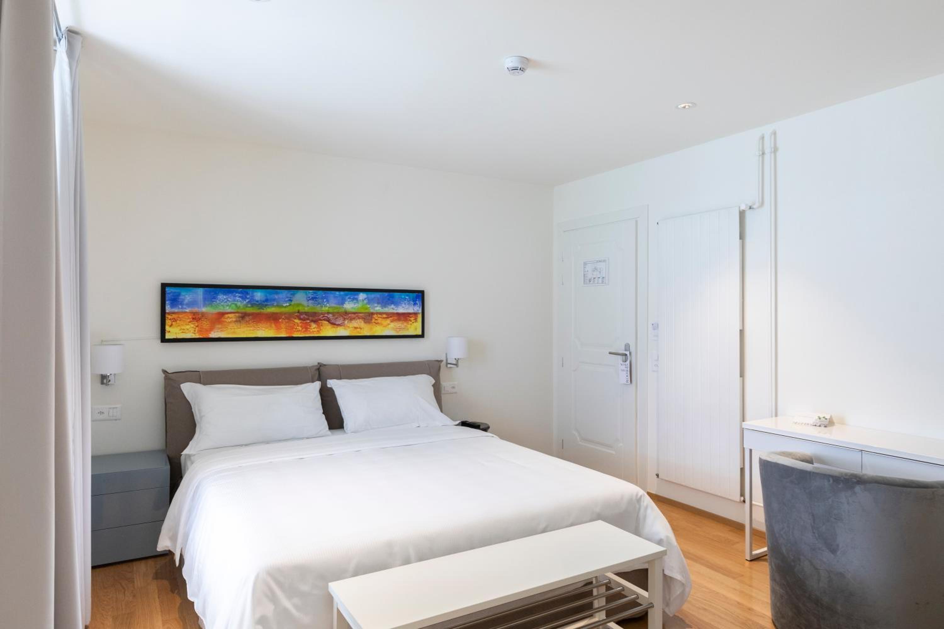 Deluxe Room with Lake View - Photo 6