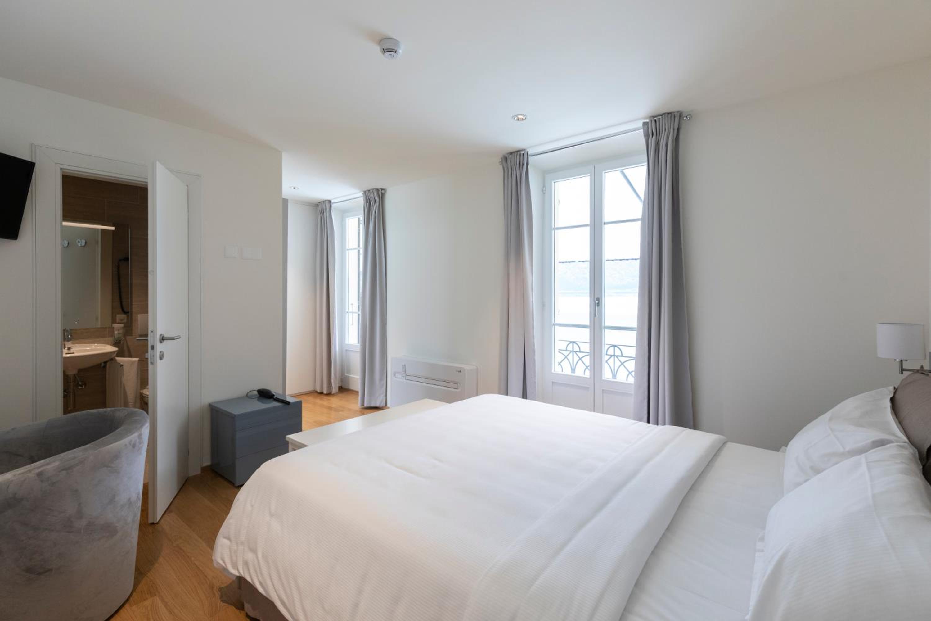 Deluxe Room with Lake View - Photo 7