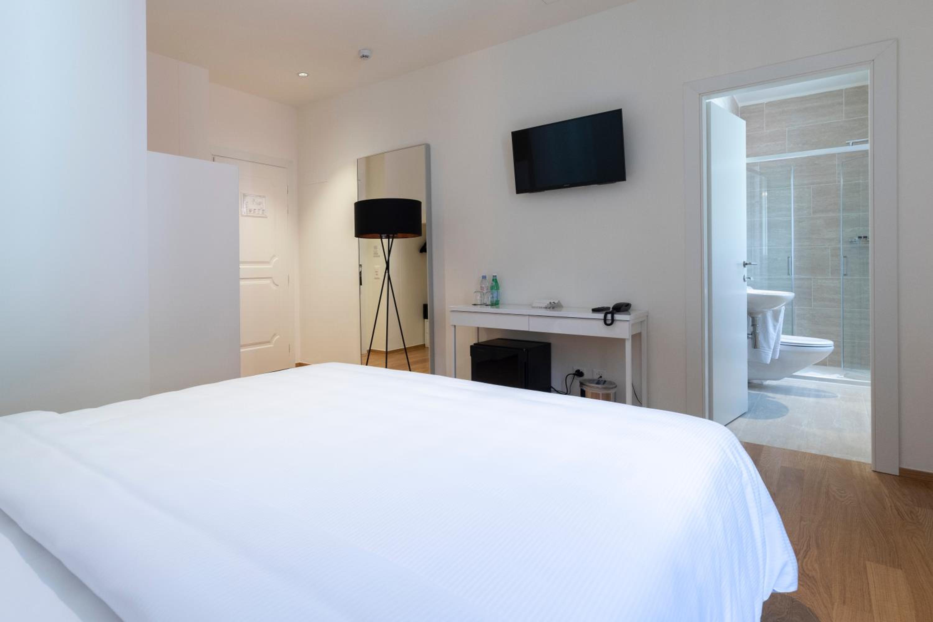 Standard Double Room - Photo 5
