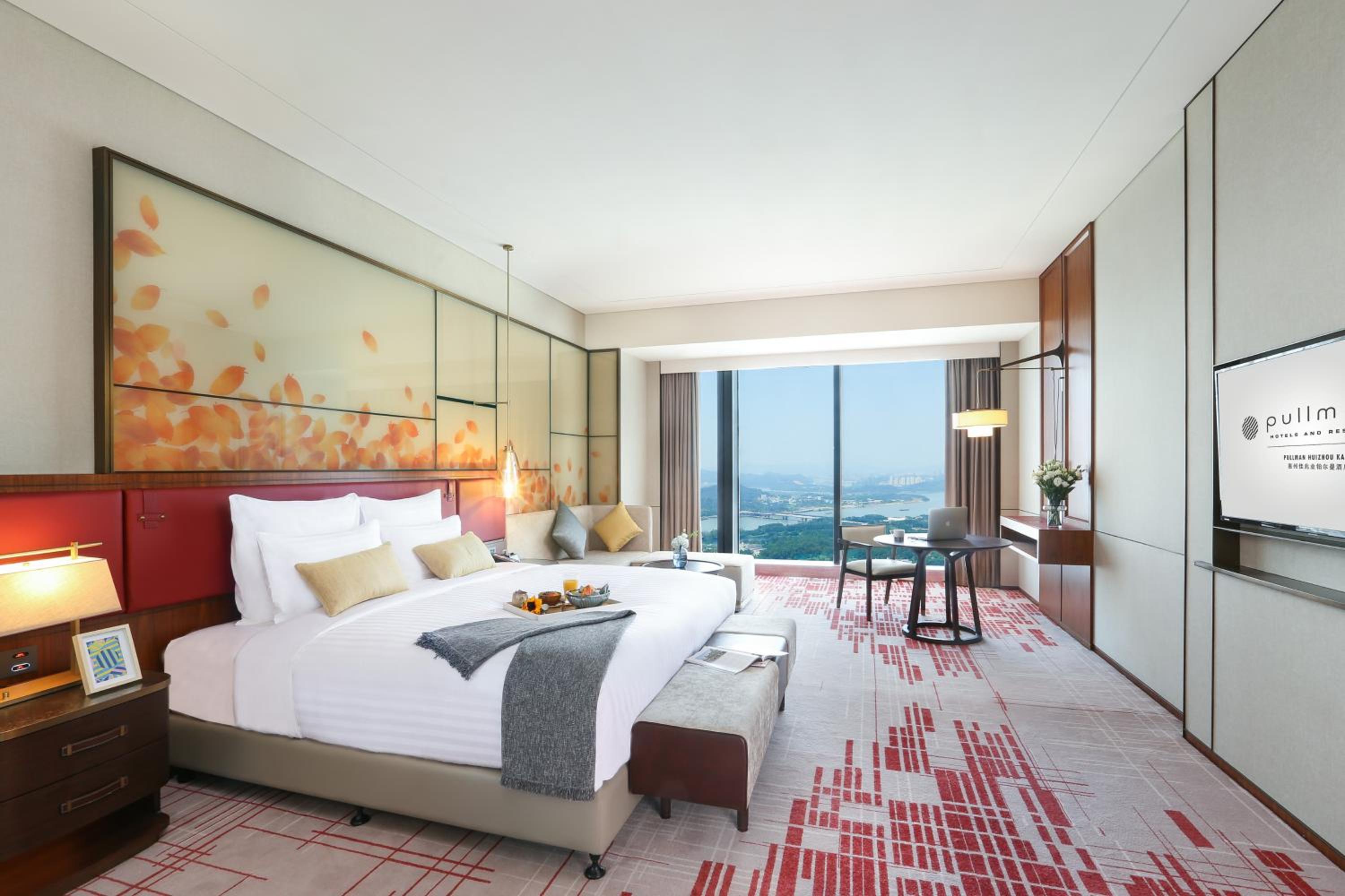 Deluxe King Room with River View - High Floor - Photo 1