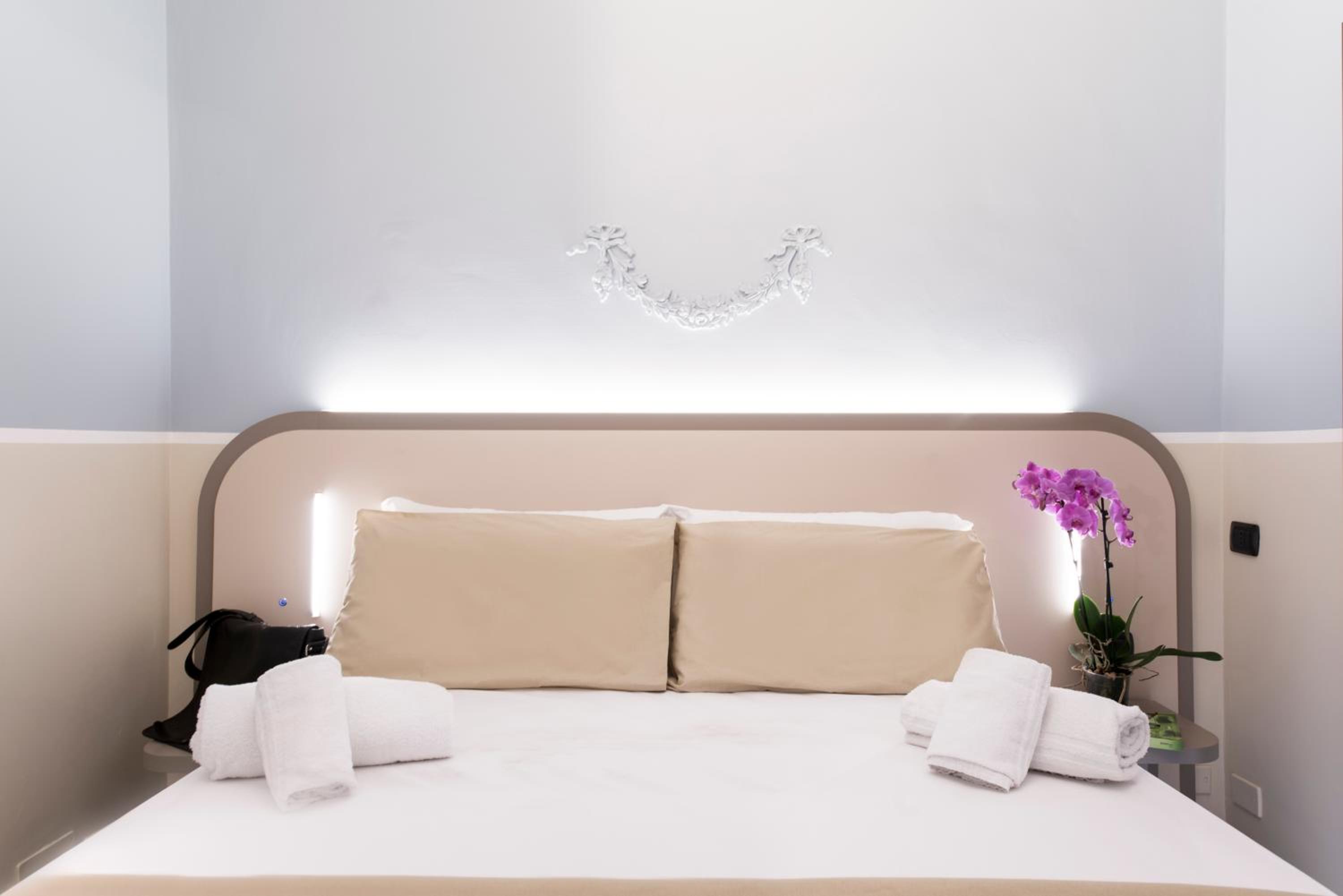 Available room thumbnail 6