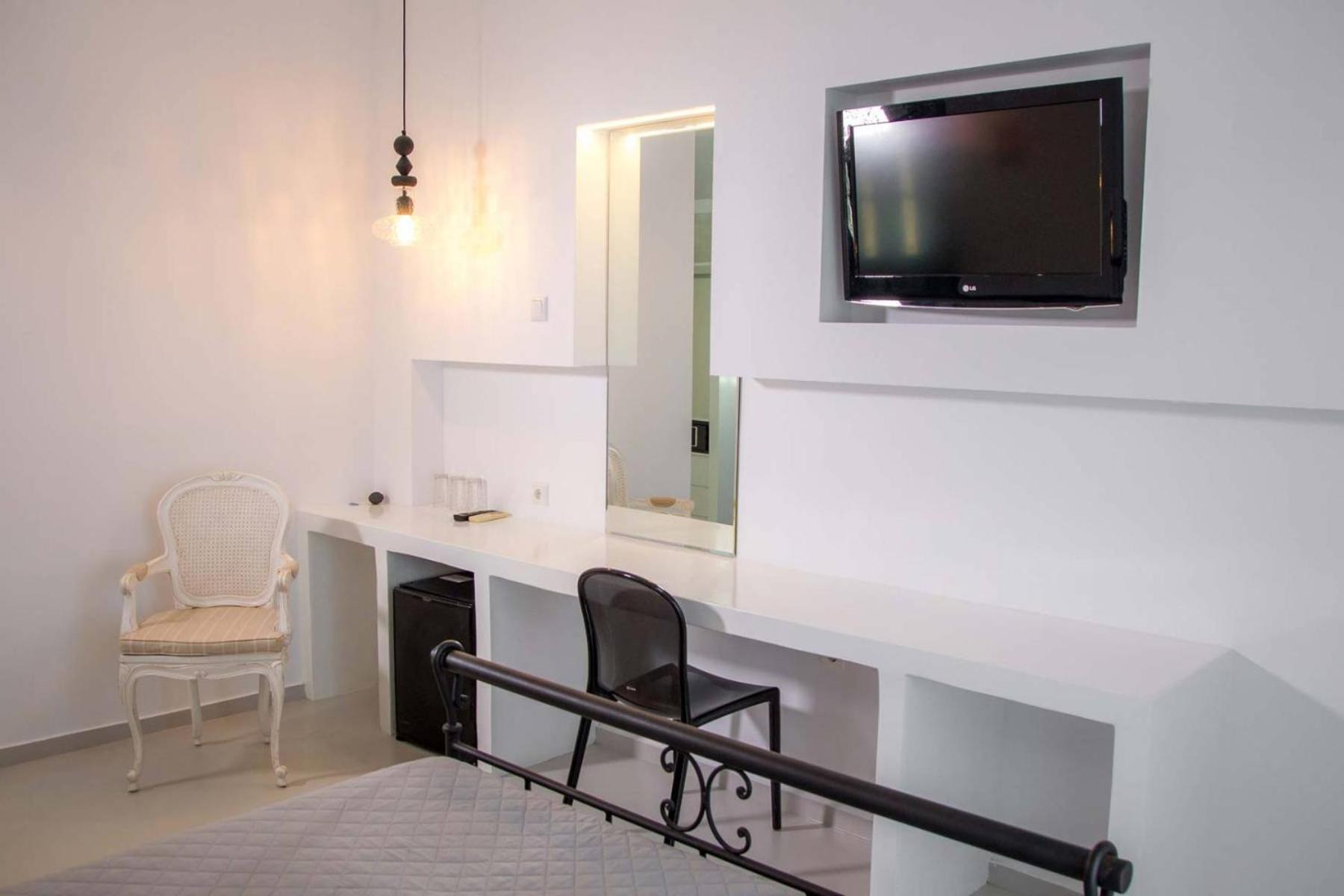 Deluxe Double Room with Outdoor Pool - Photo 8