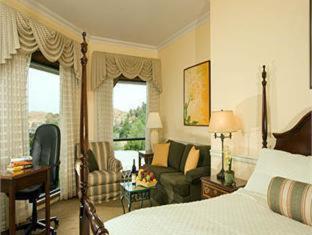 King Room with Bath Tub - Disability Access/Non-Smoking  photo 3
