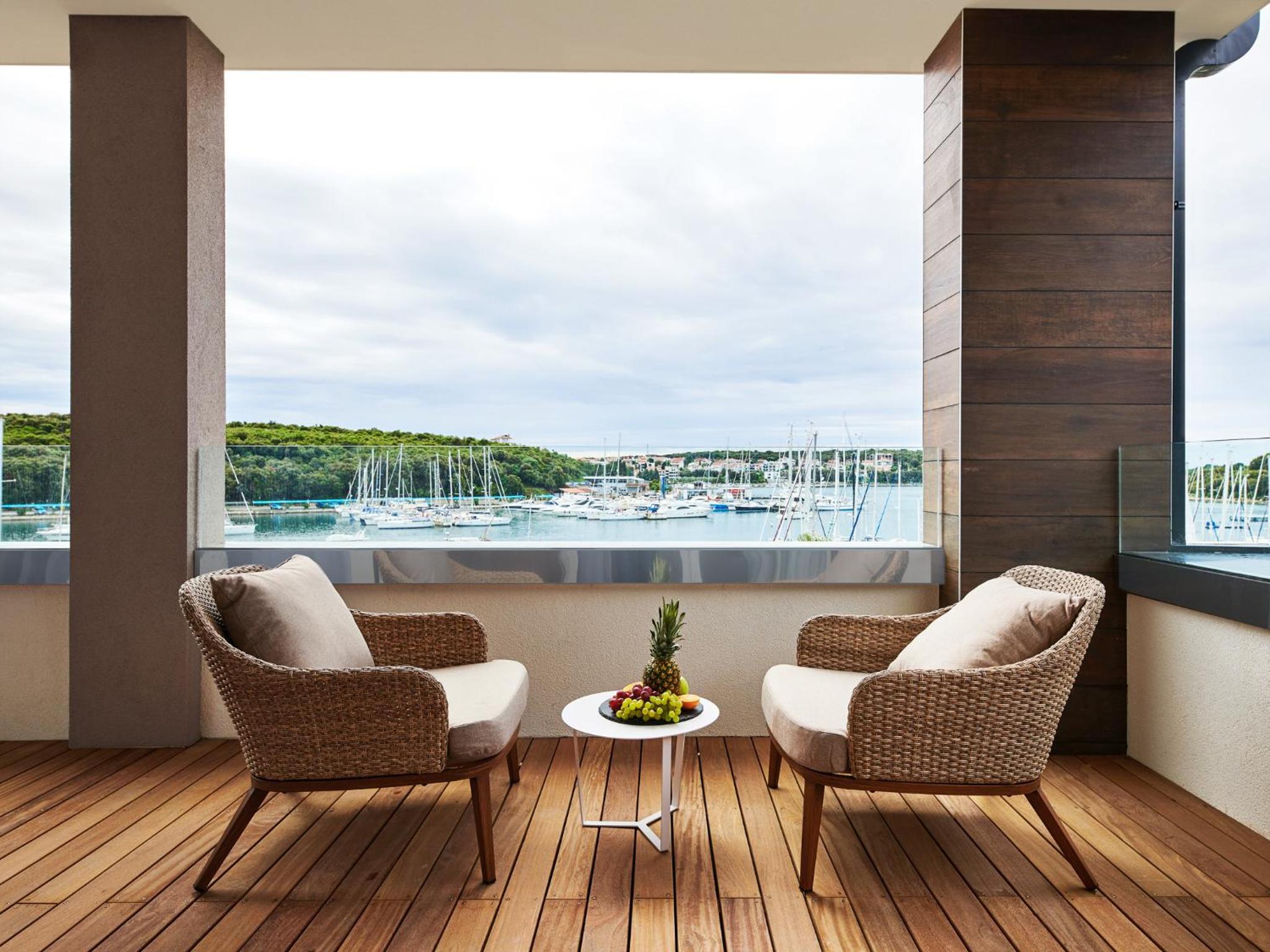 One-Bedroom Suite with Balcony and Sea View photo 3