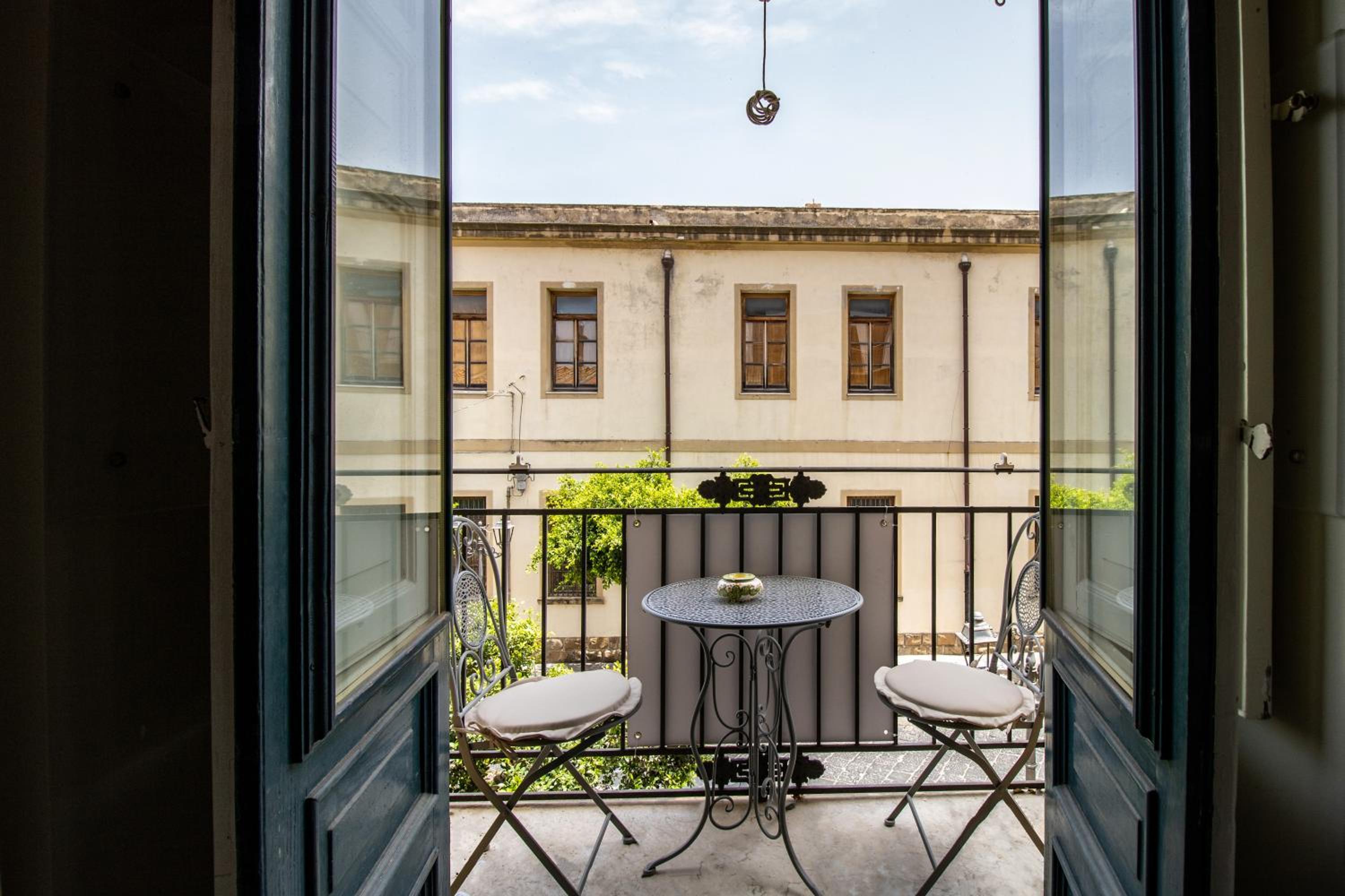 Two-Bedroom Apartment with Balcony and Sea View - Photo 2