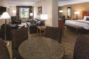 Queen Room with Two Queen Beds and Pool View - Non-Smoking - Photo 3