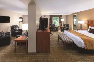 Queen Room with Two Queen Beds and Pool View - Non-Smoking - Photo 4