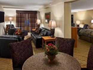 Queen Room with Two Queen Beds and Pool View - Non-Smoking - Photo 5