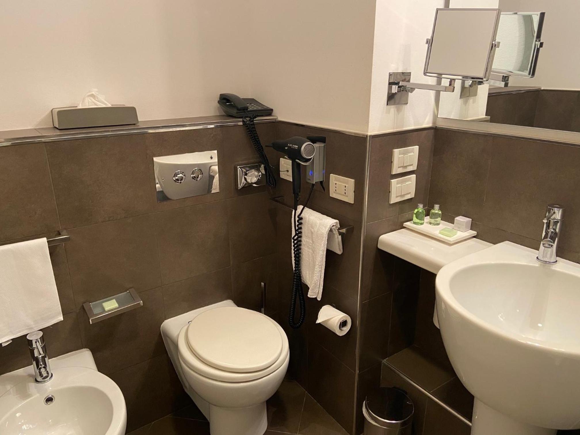 Standard Double or Twin Room - Photo 4