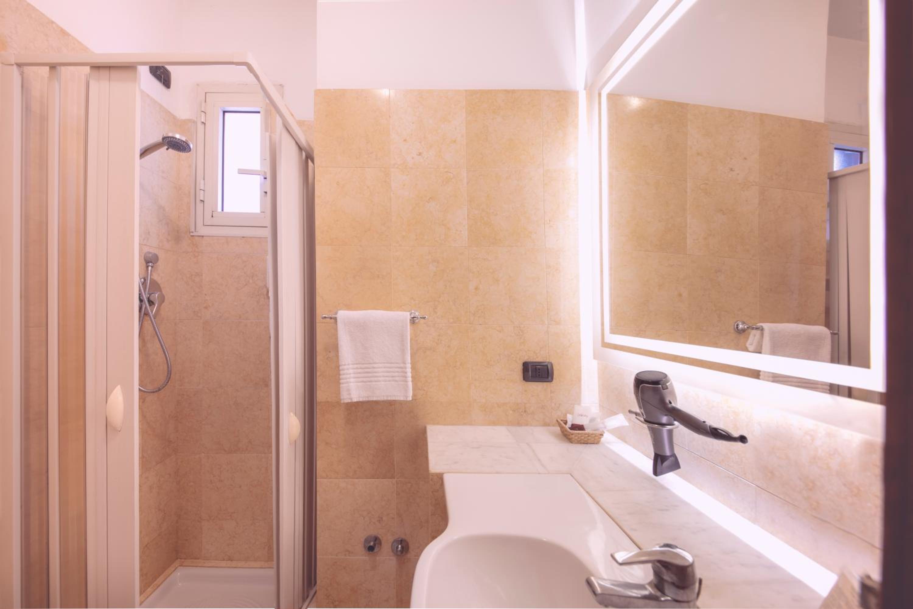 Superior Double or Twin Room thumbnail 6