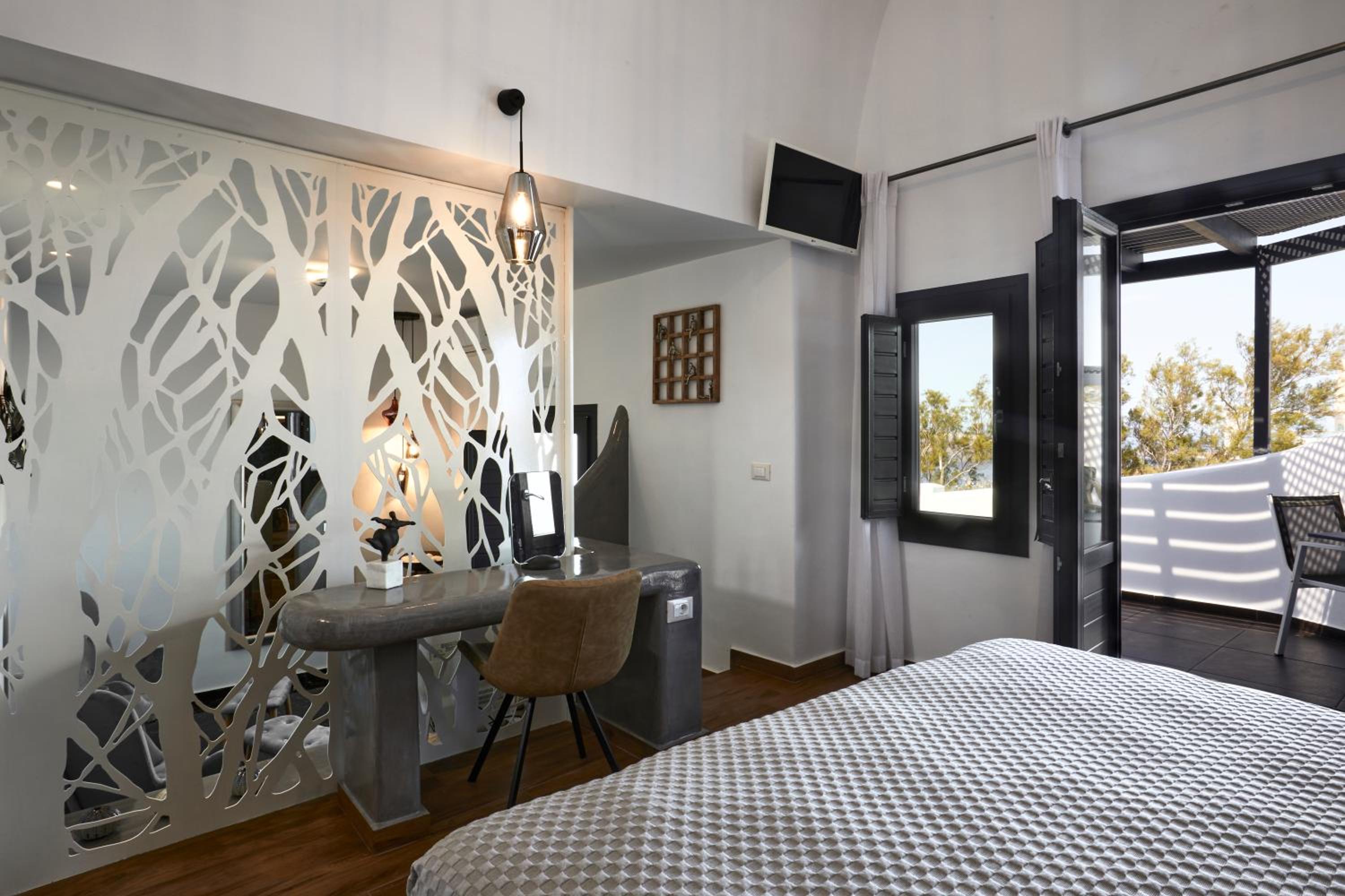 Premier Suite with outdoor heated private Jacuzzi photo 3
