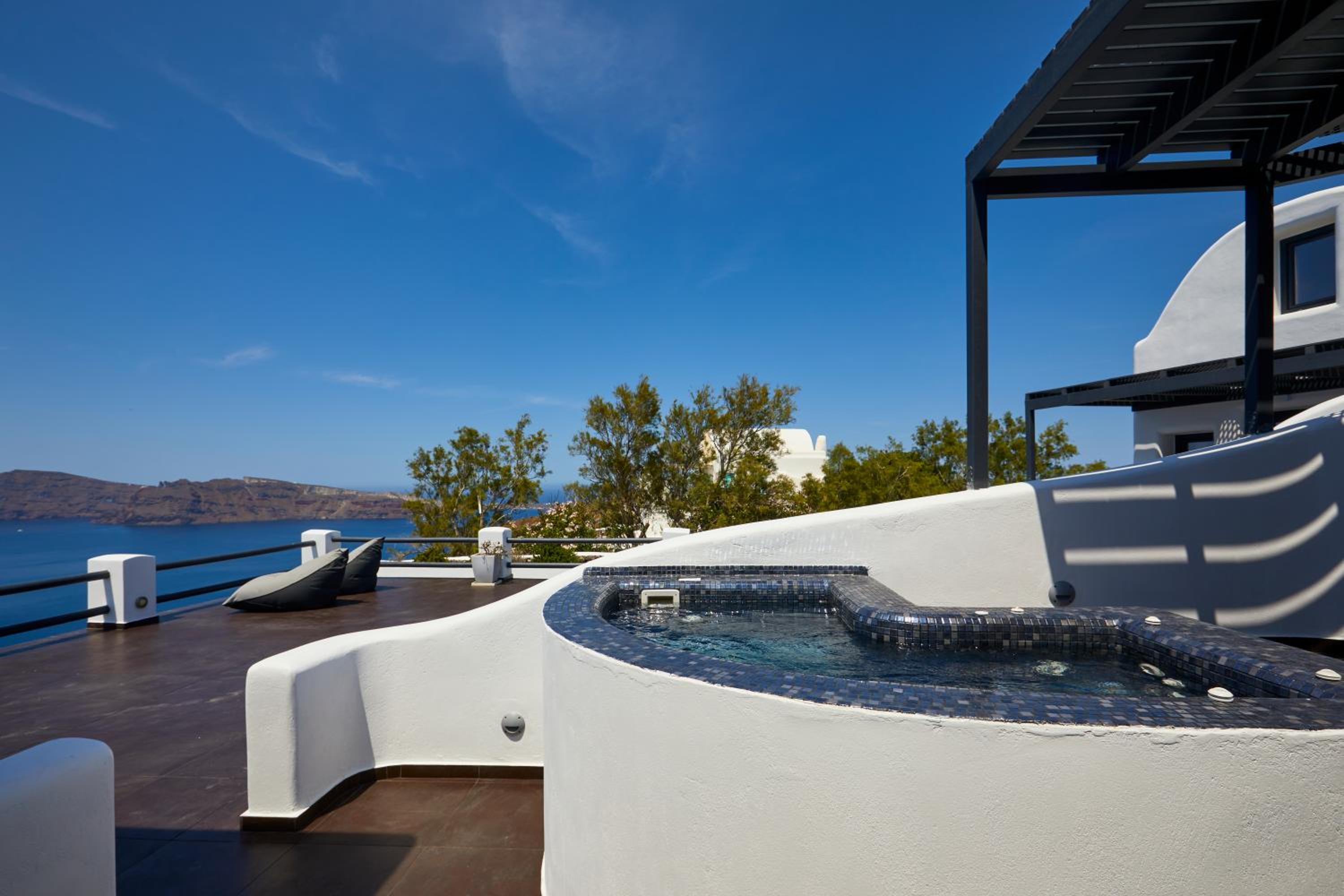 Premier Suite with outdoor heated private Jacuzzi photo 2