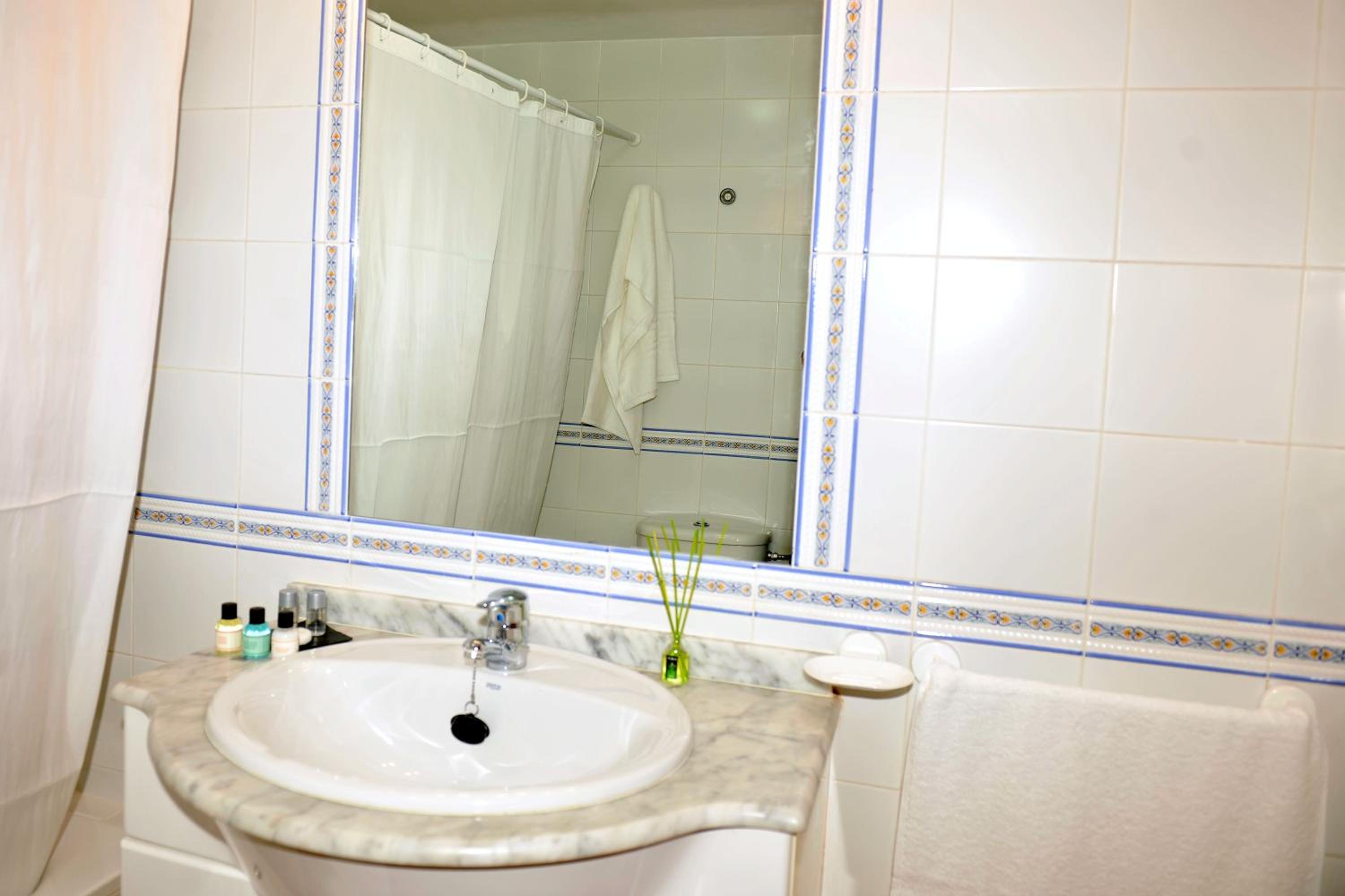 Twin Room - Photo 3