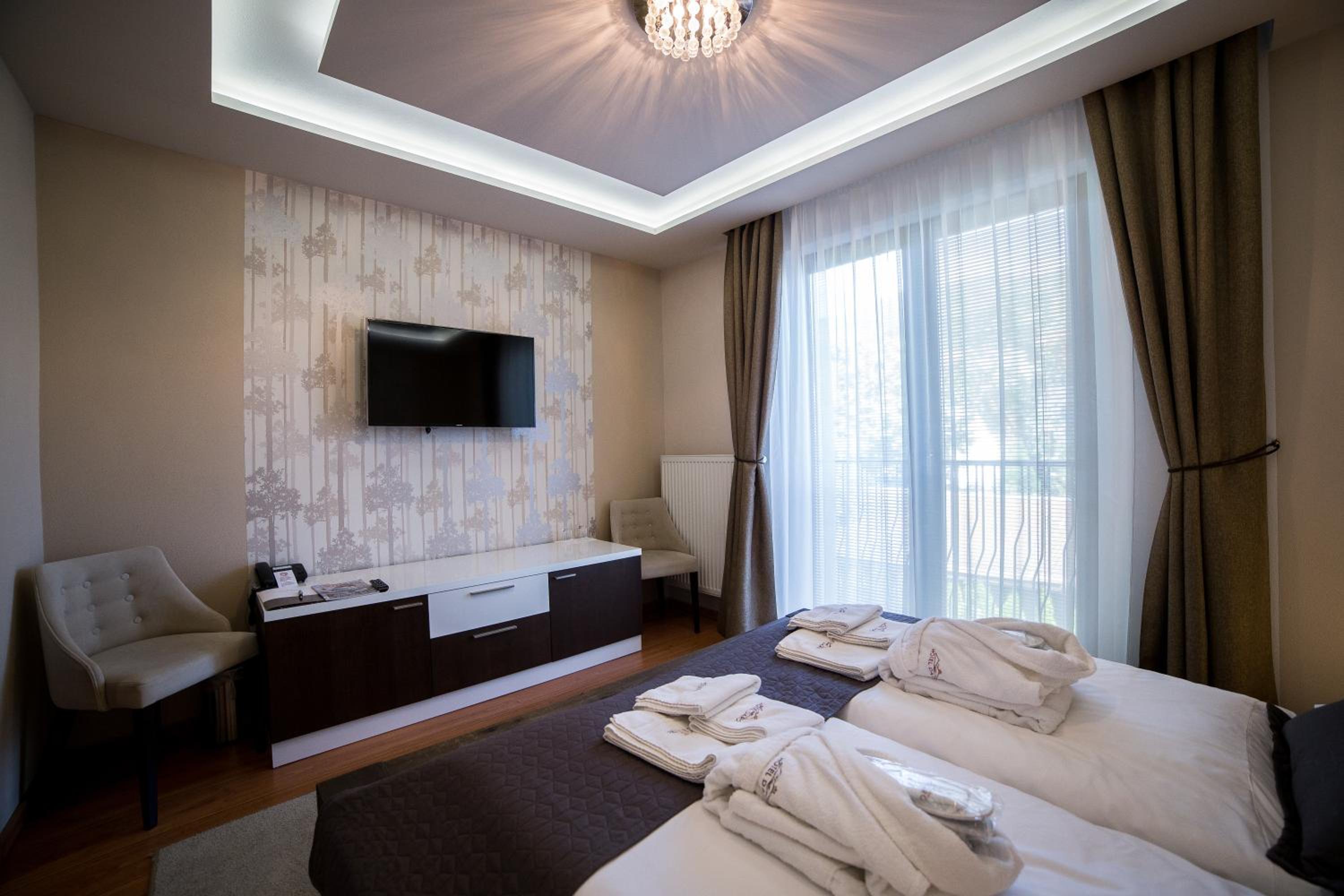Deluxe Double Room with Shower - Photo 2
