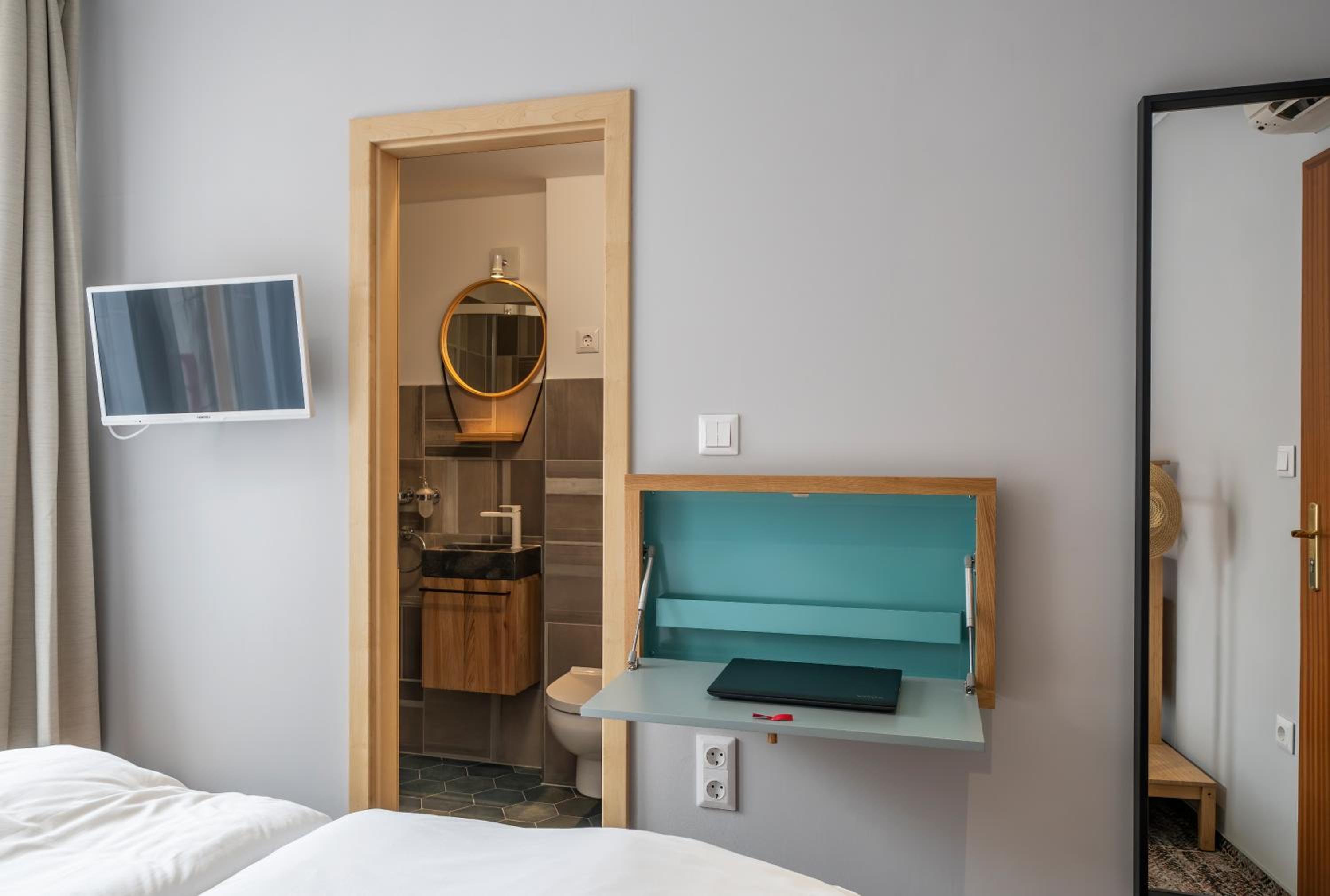 Double Room - Photo 6