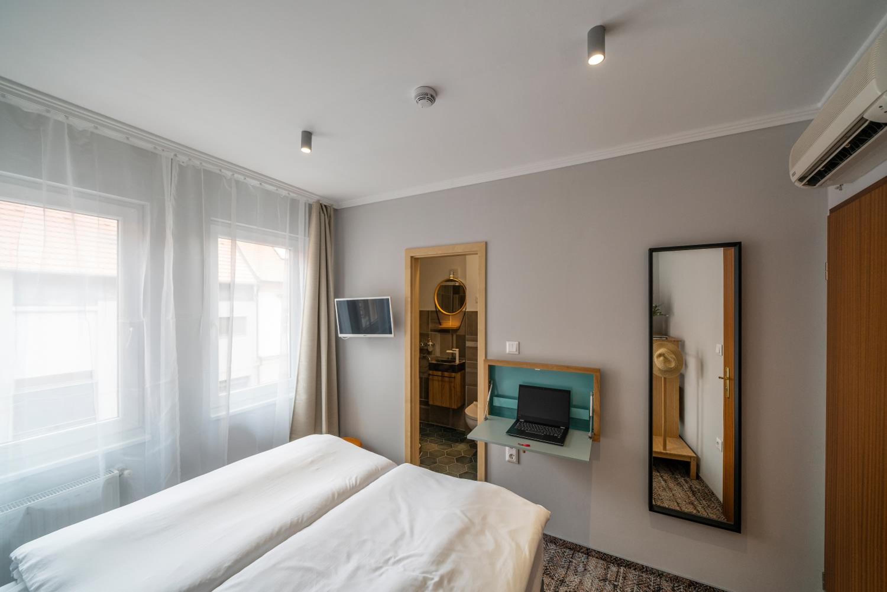 Double Room - Photo 9