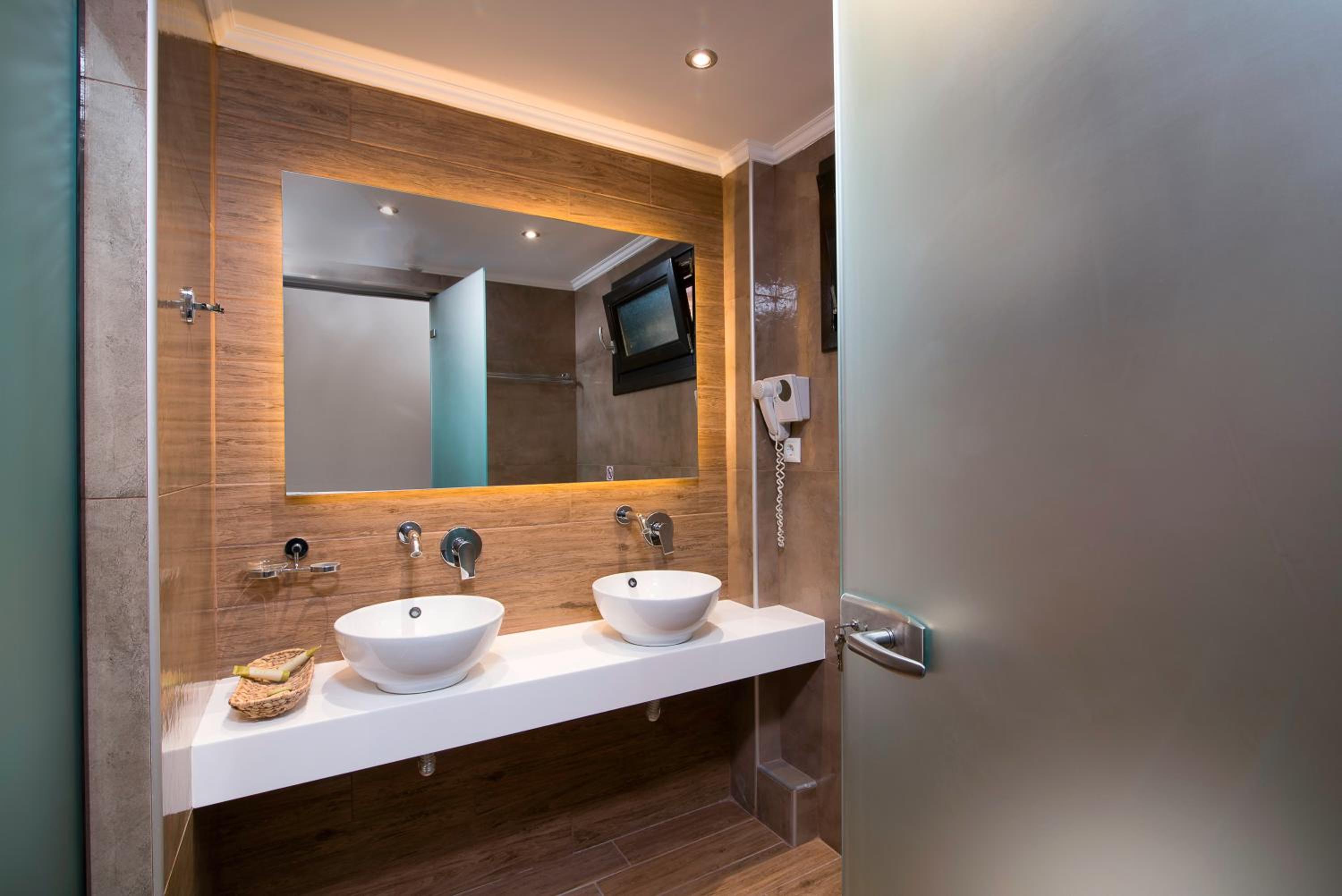 Superior Suite  (2 Adults + 2 Children)  - Photo 7