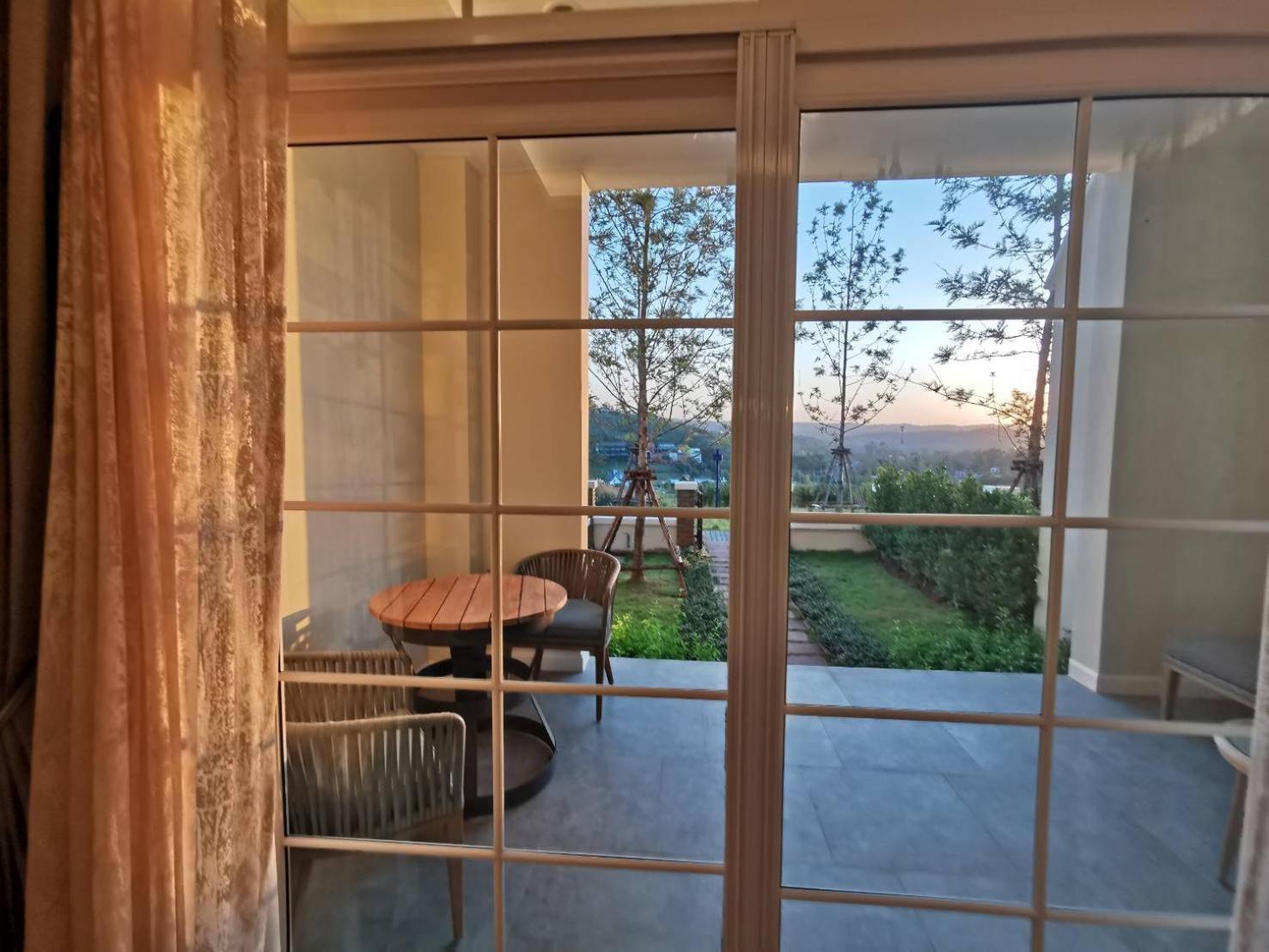 King Suite with Balcony - Photo 17