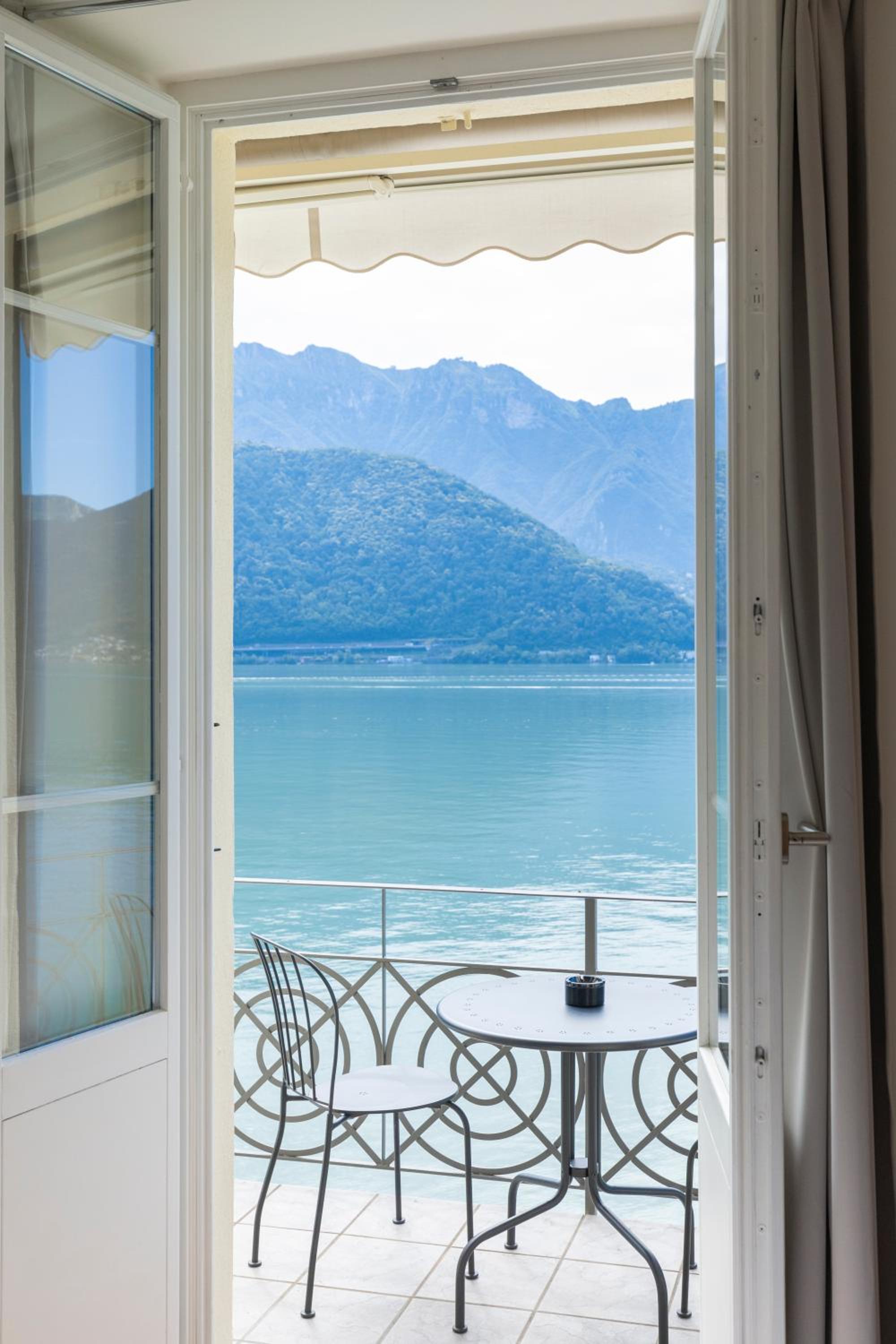 Deluxe Room with Lake View - Photo 16
