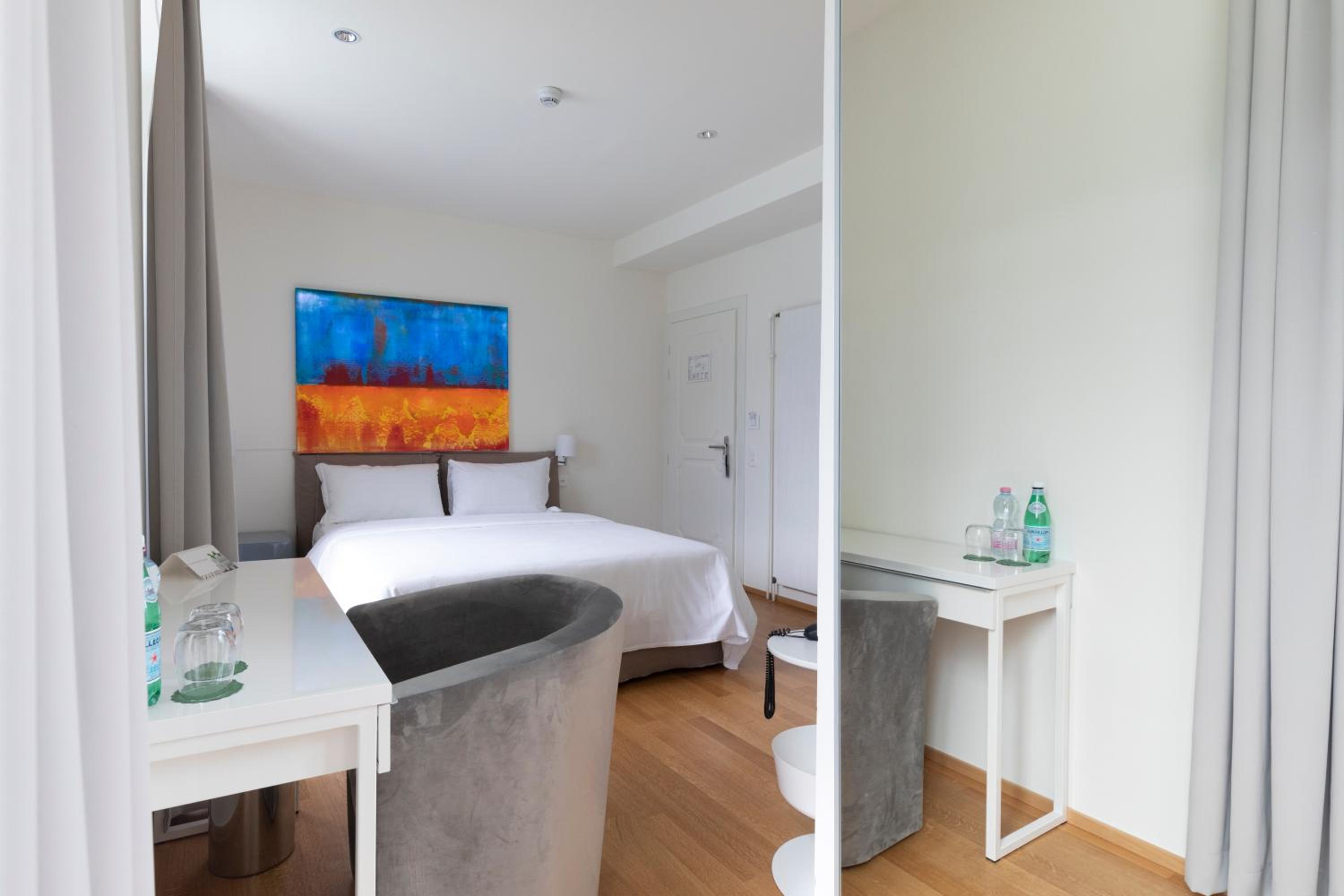 Deluxe Room with Lake View - Photo 11