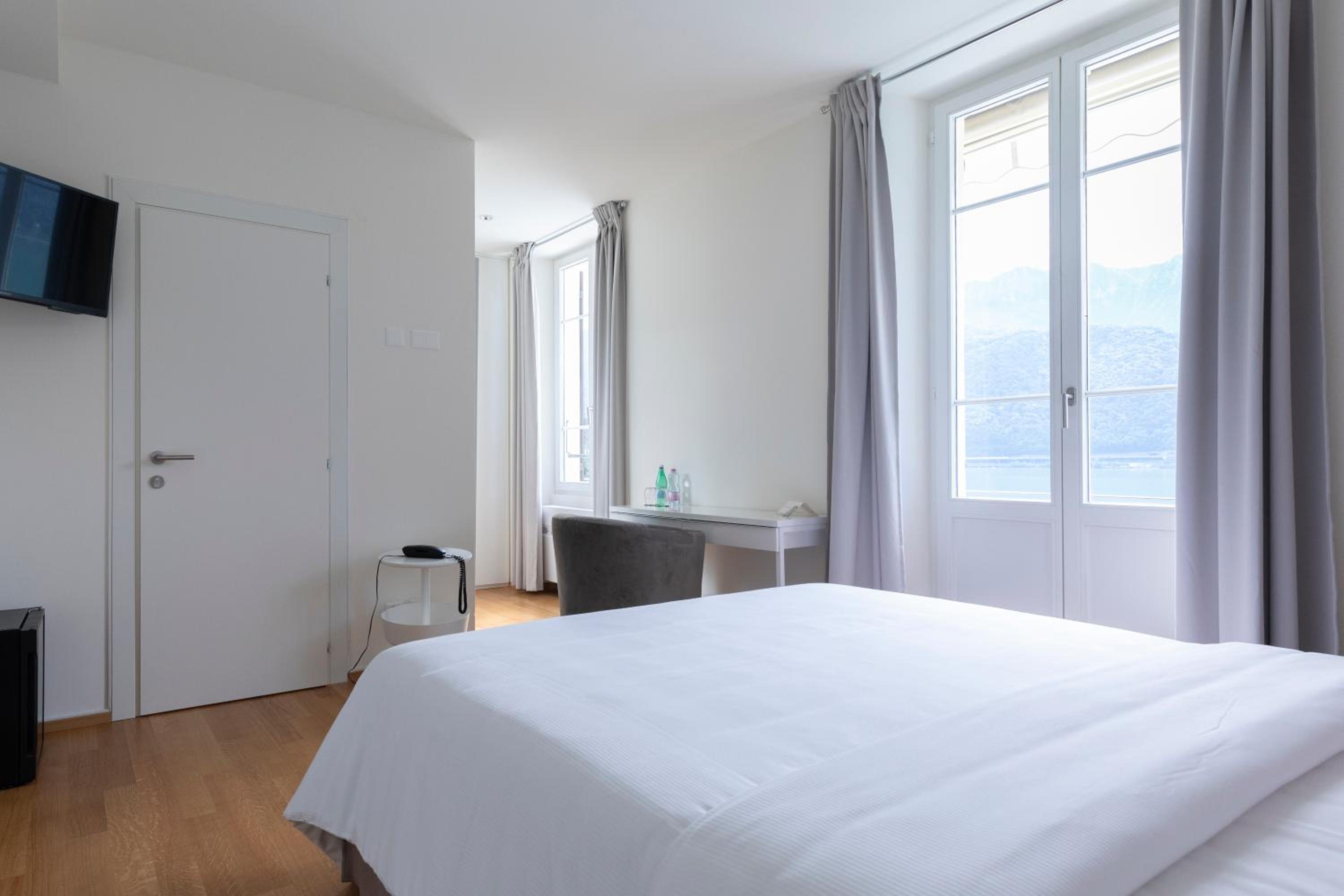Deluxe Room with Lake View - Photo 10