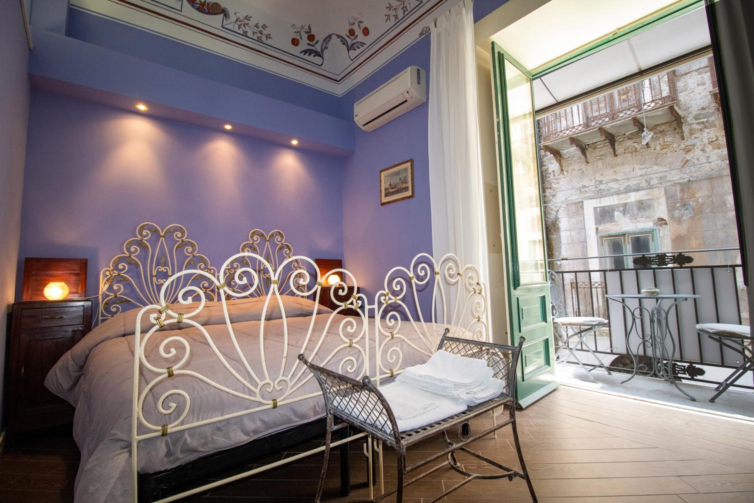 Deluxe Double Room with Balcony - Photo 10