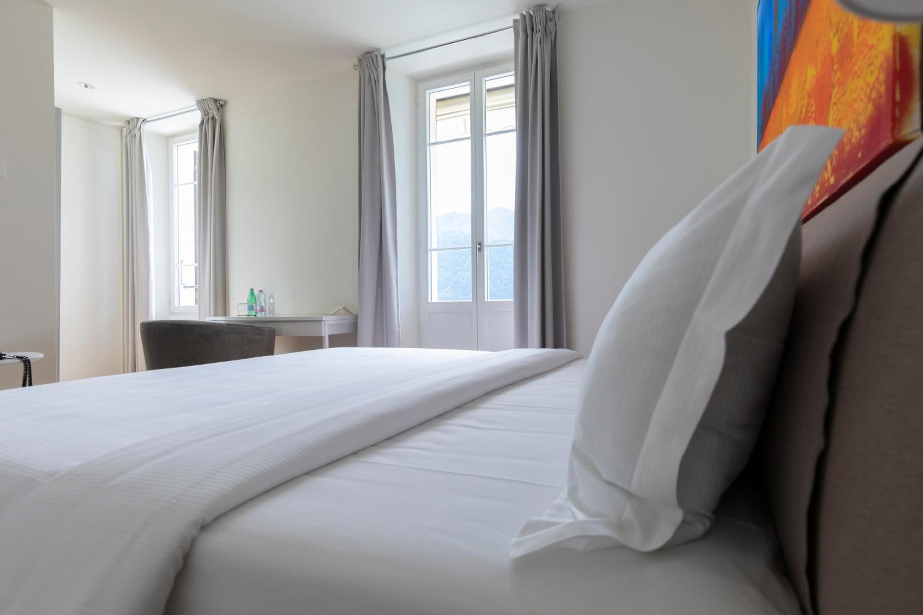 Deluxe Room with Lake View - Photo 9
