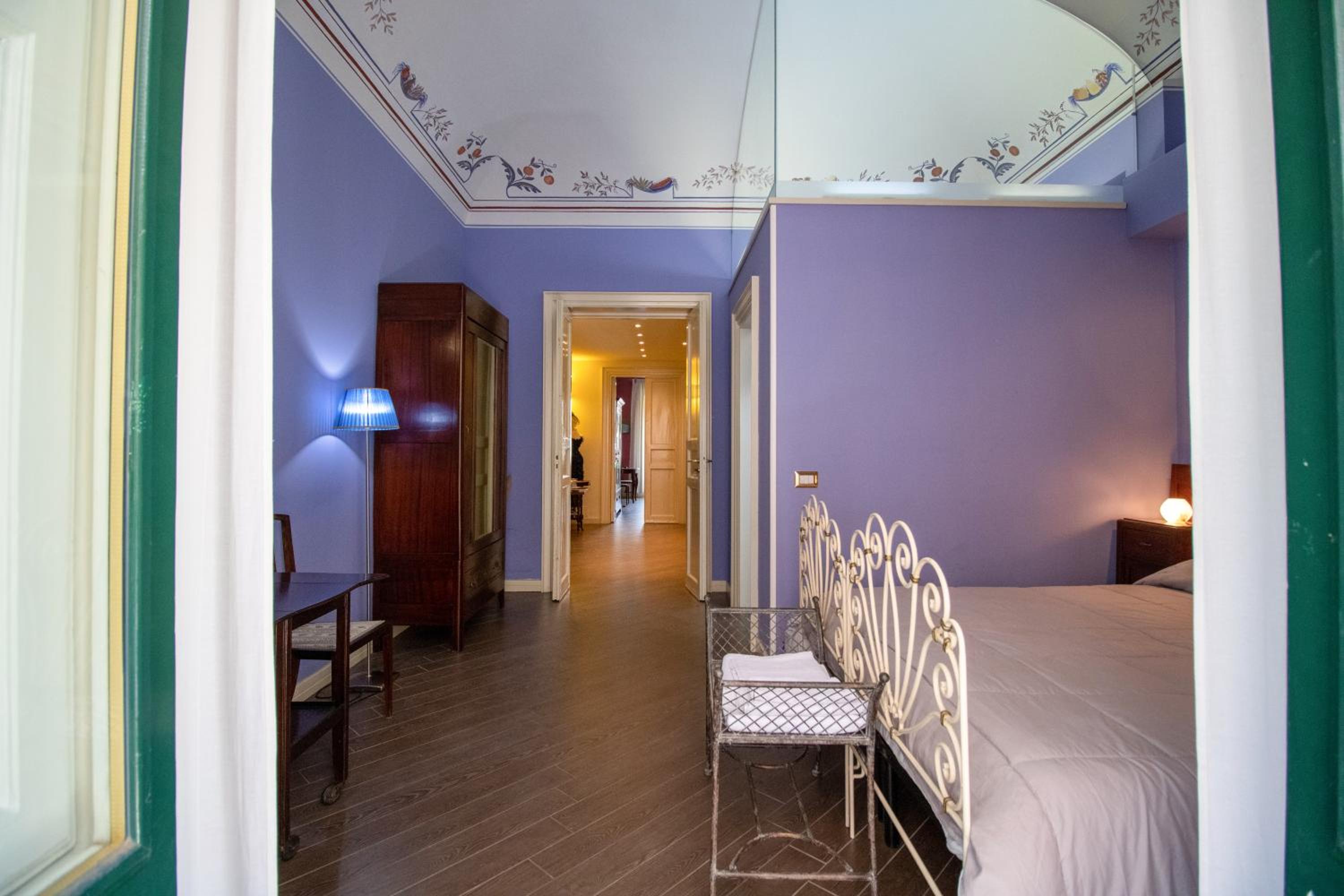 Deluxe Double Room with Balcony - Photo 4
