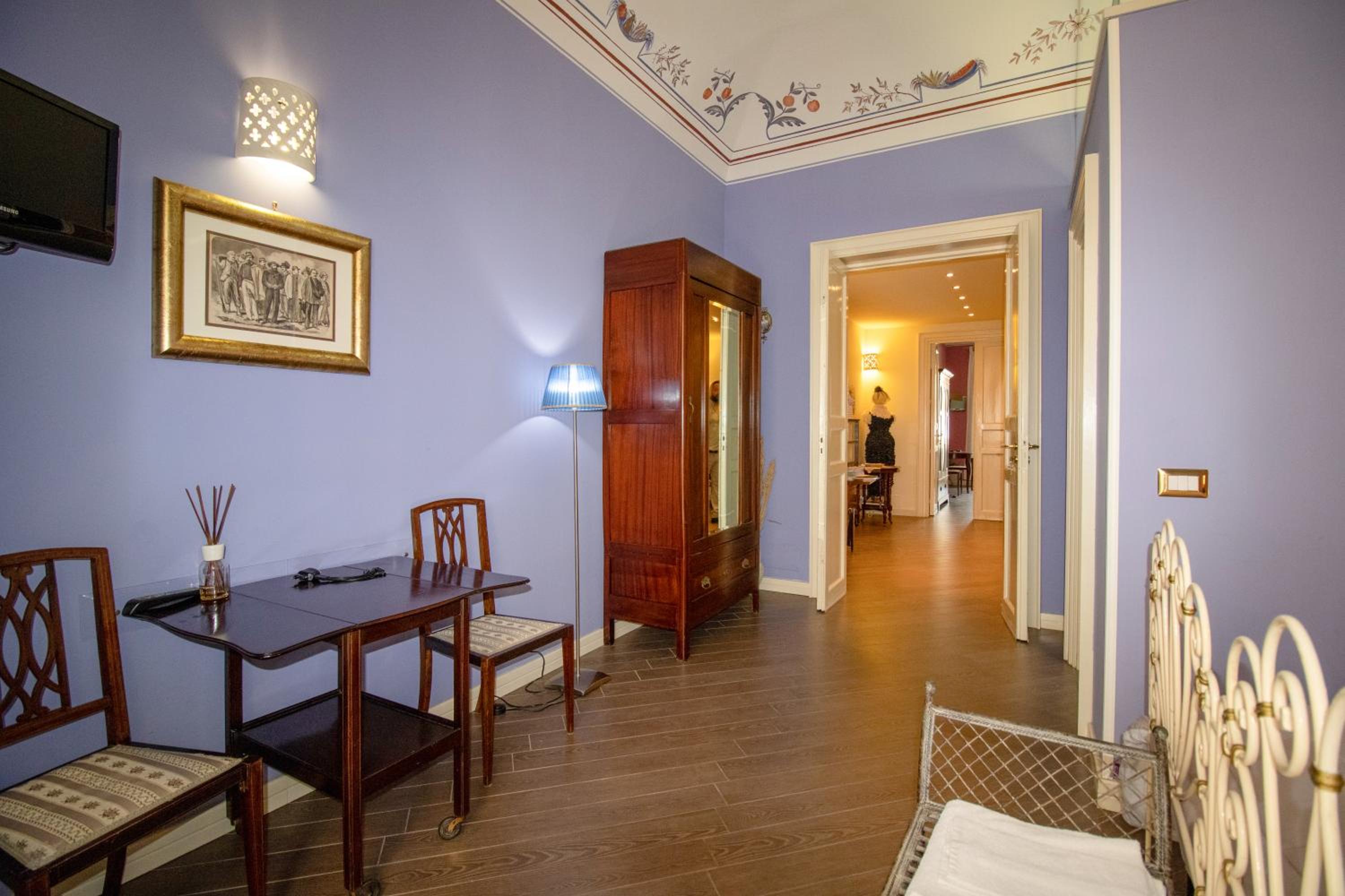 Deluxe Double Room with Balcony - Photo 5
