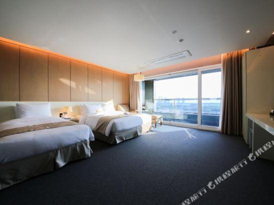 Deluxe Twin Room with Sea View photo 1