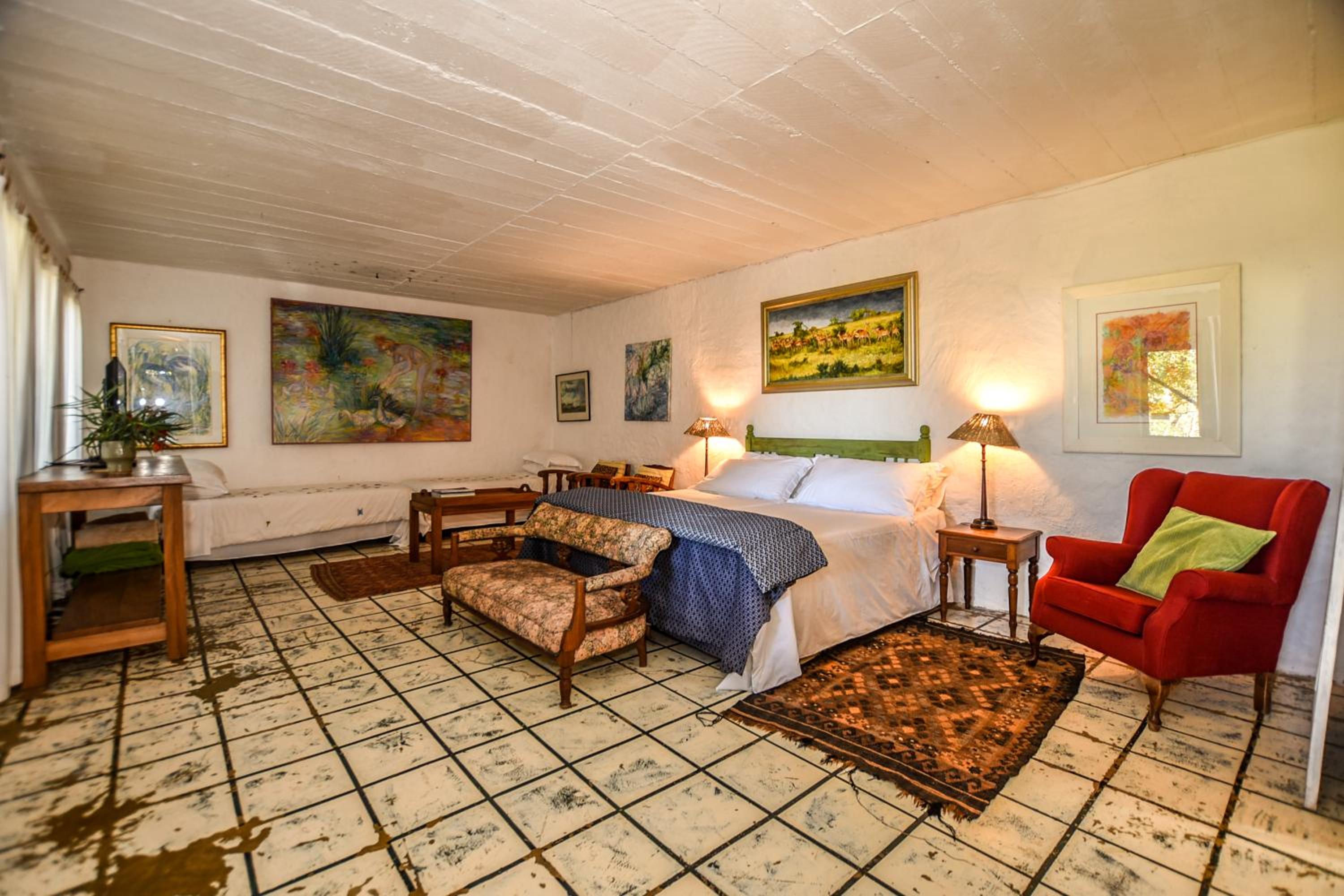 Family Room with Private Bathroom - Photo 2