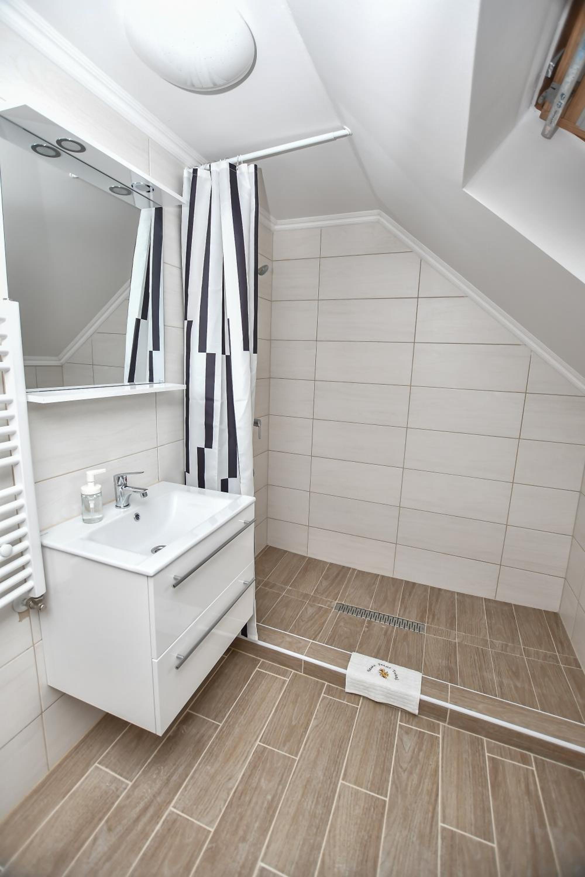 Double or Twin Room - Photo 10