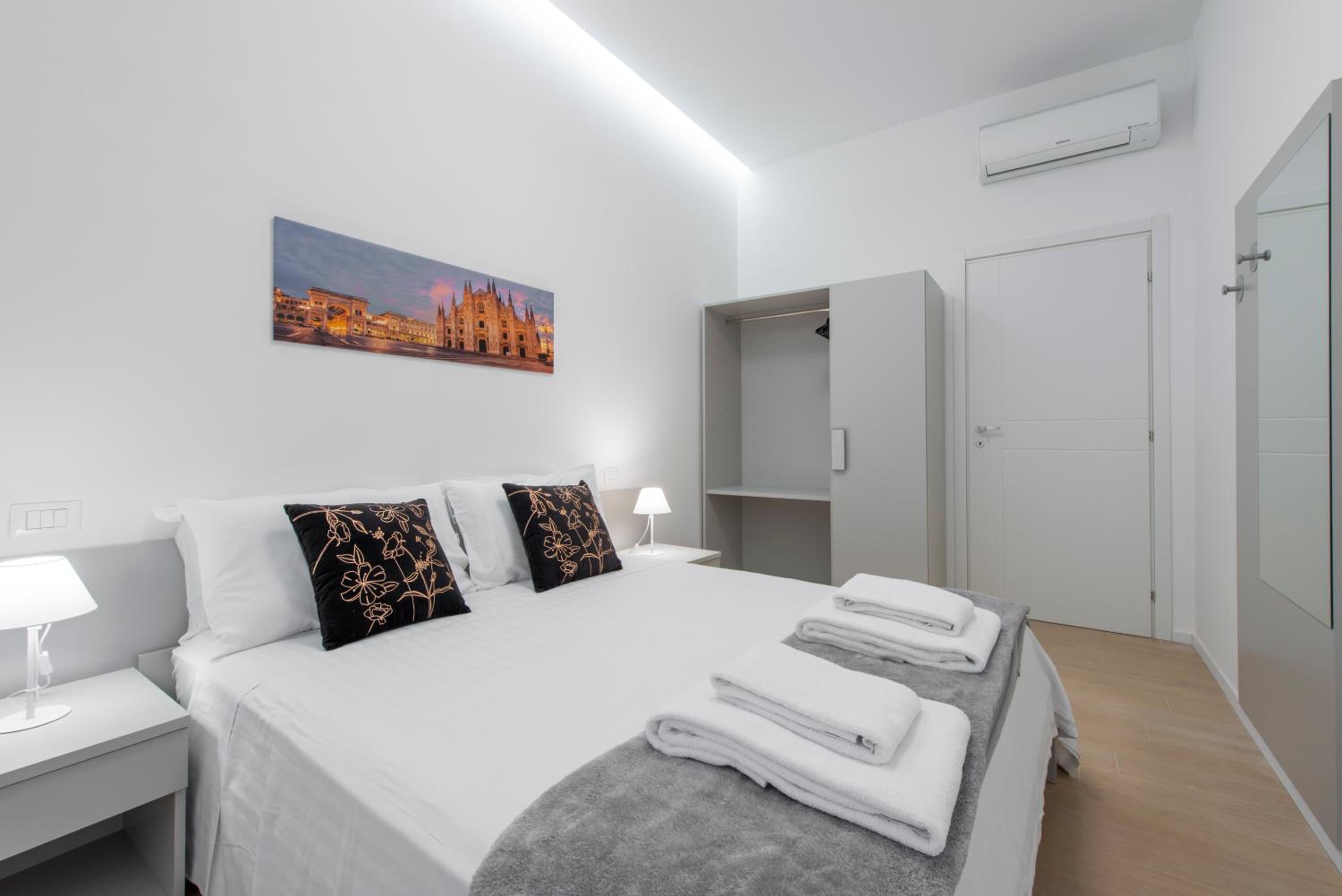 Two-Bedroom Apartment - Via Broletto 41