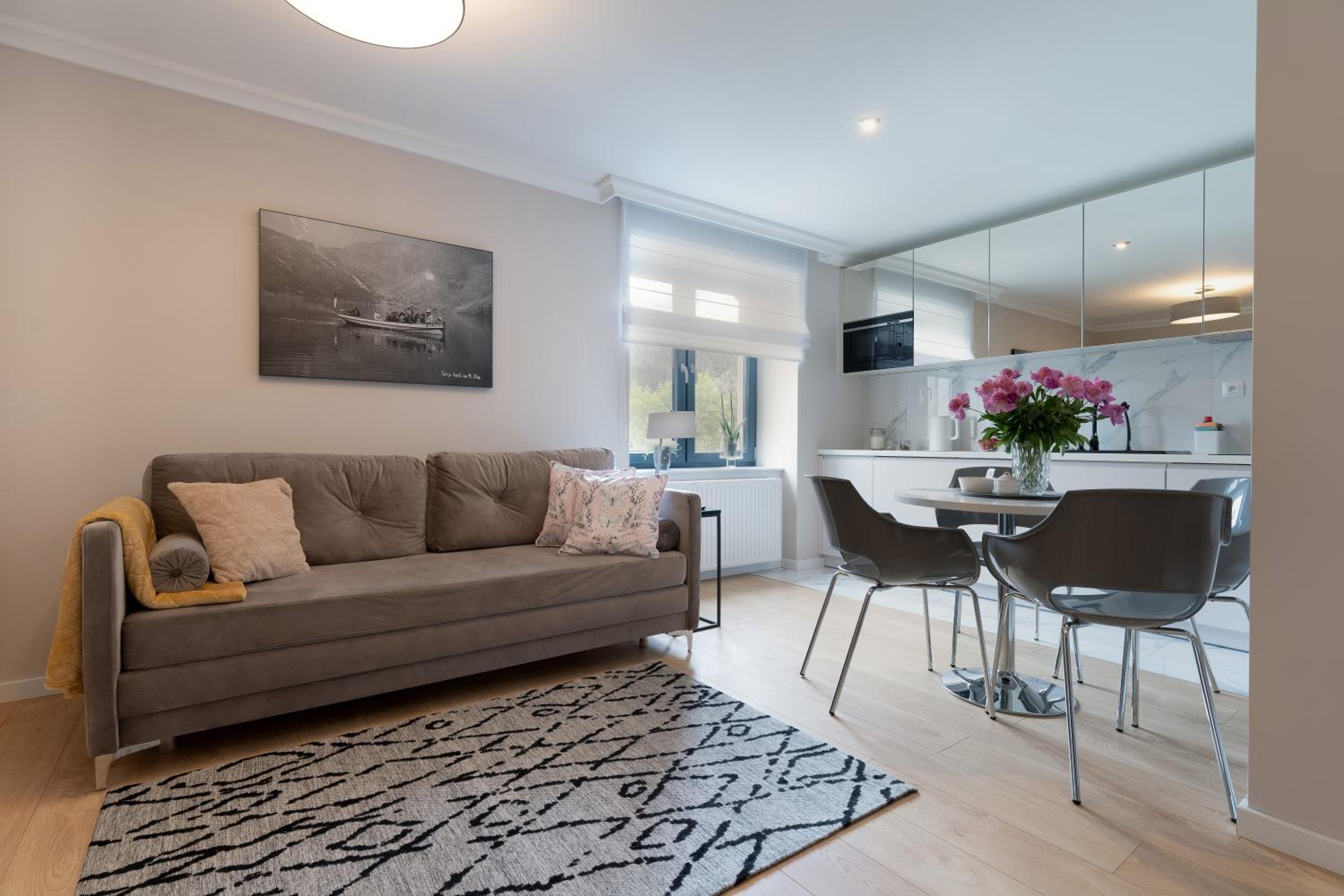 Deluxe Apartment with Balcony - Photo 4