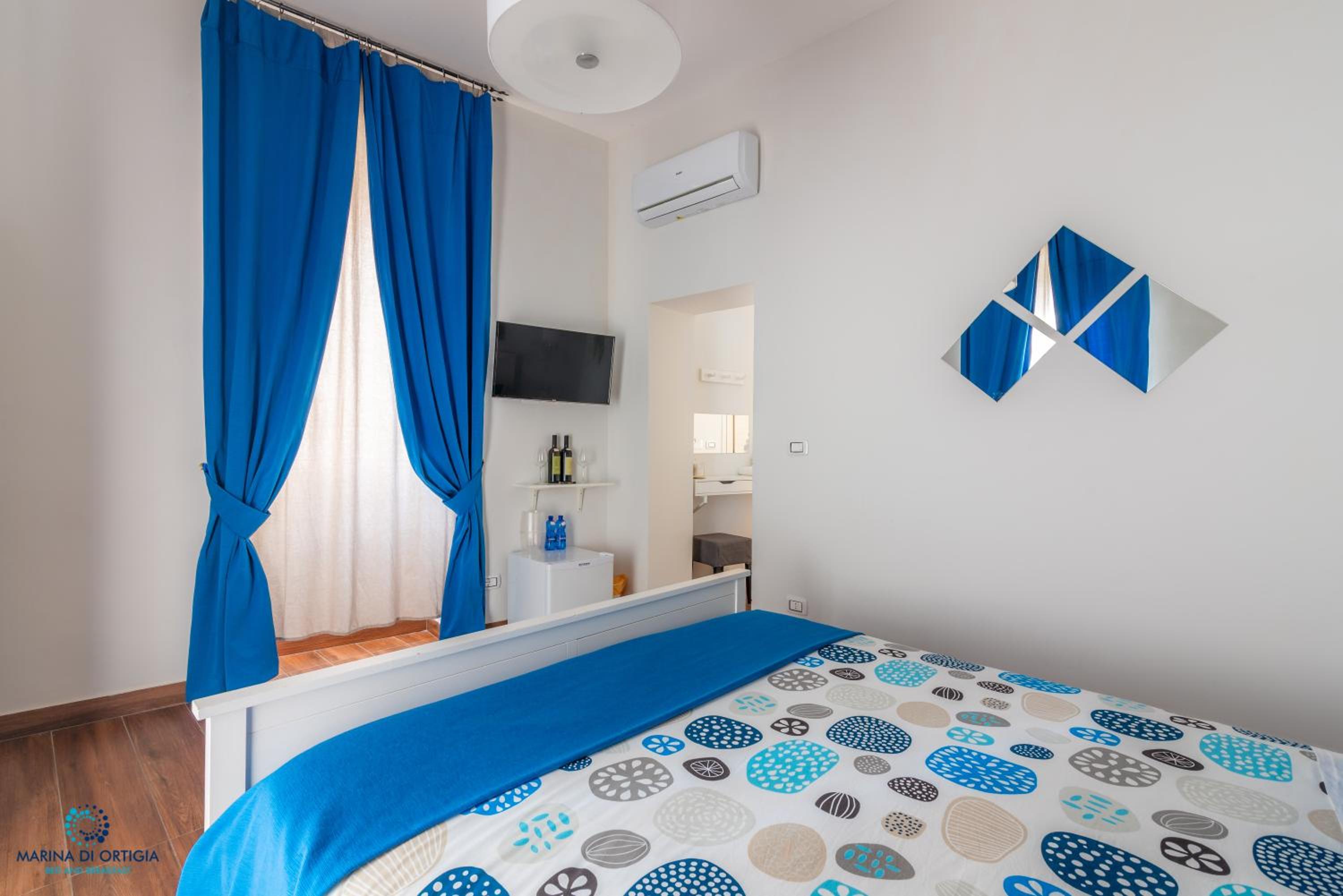 Deluxe Double Room with Balcony - Photo 7