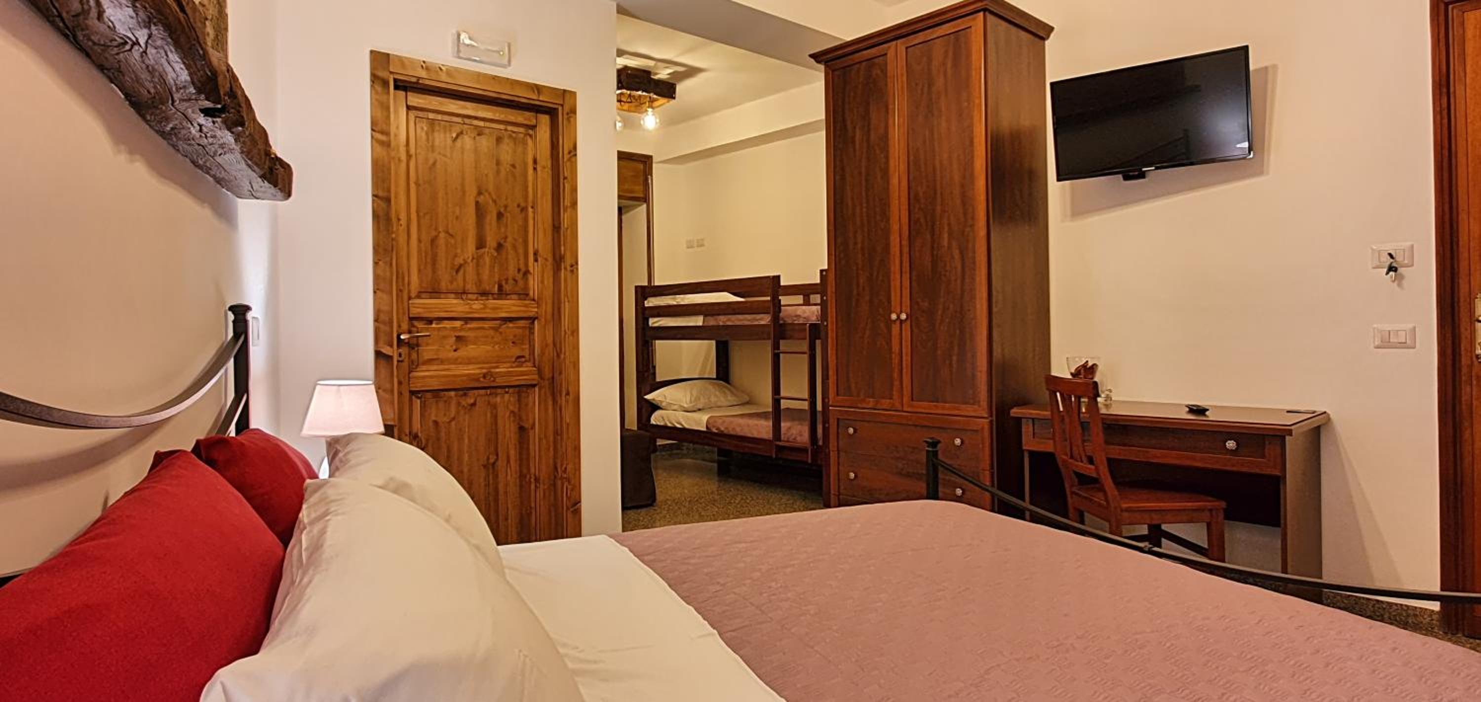 Double Room with Balcony (3 Adults) - Photo 8