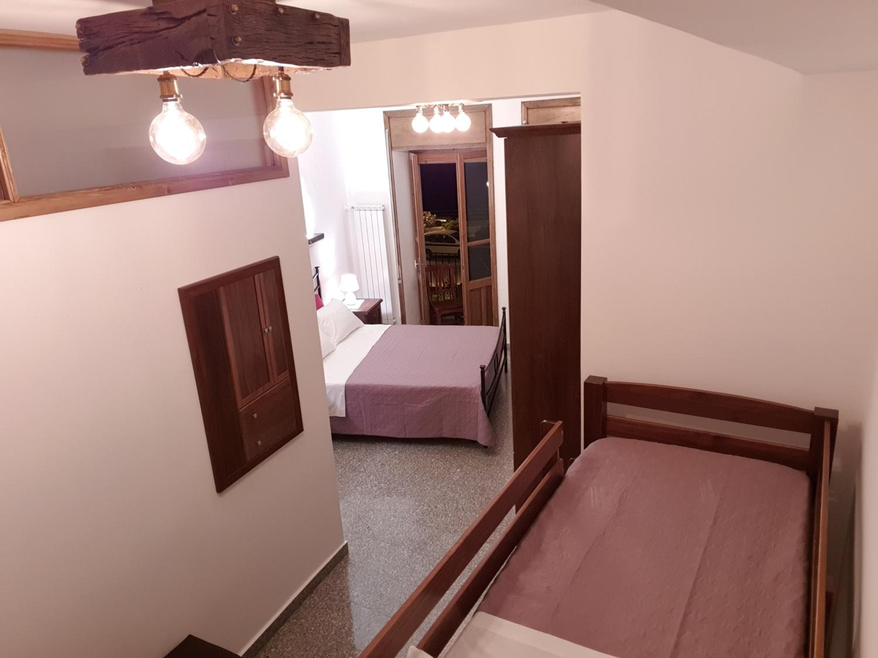 Double Room with Balcony (3 Adults) - Photo 6