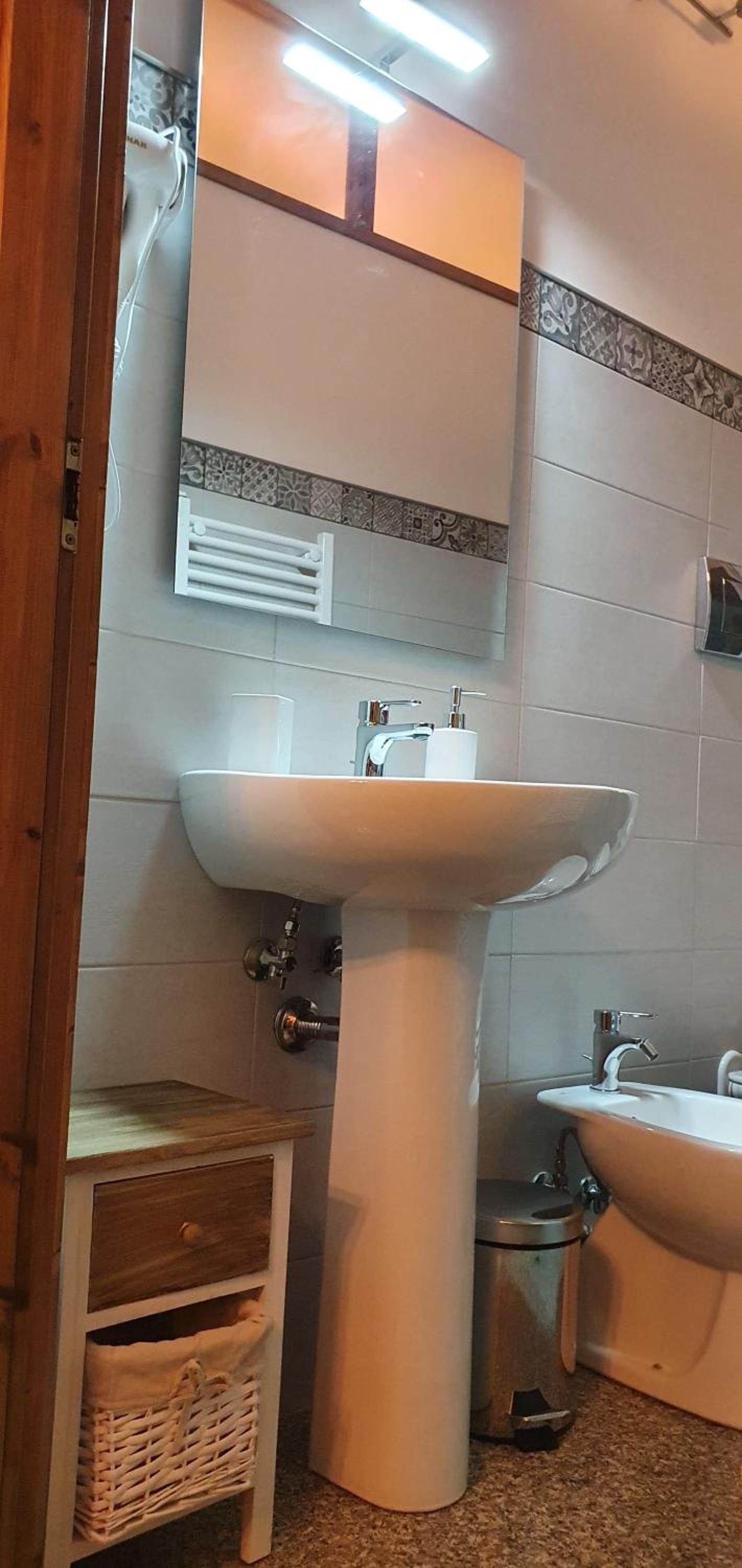 Double Room with Balcony (3 Adults) - Photo 10