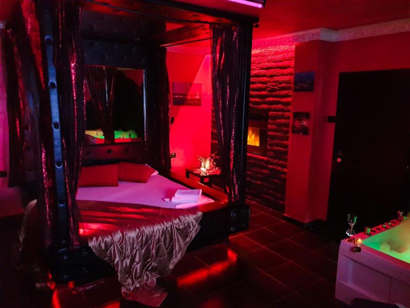 Double Room with Spa Bath - Photo 1