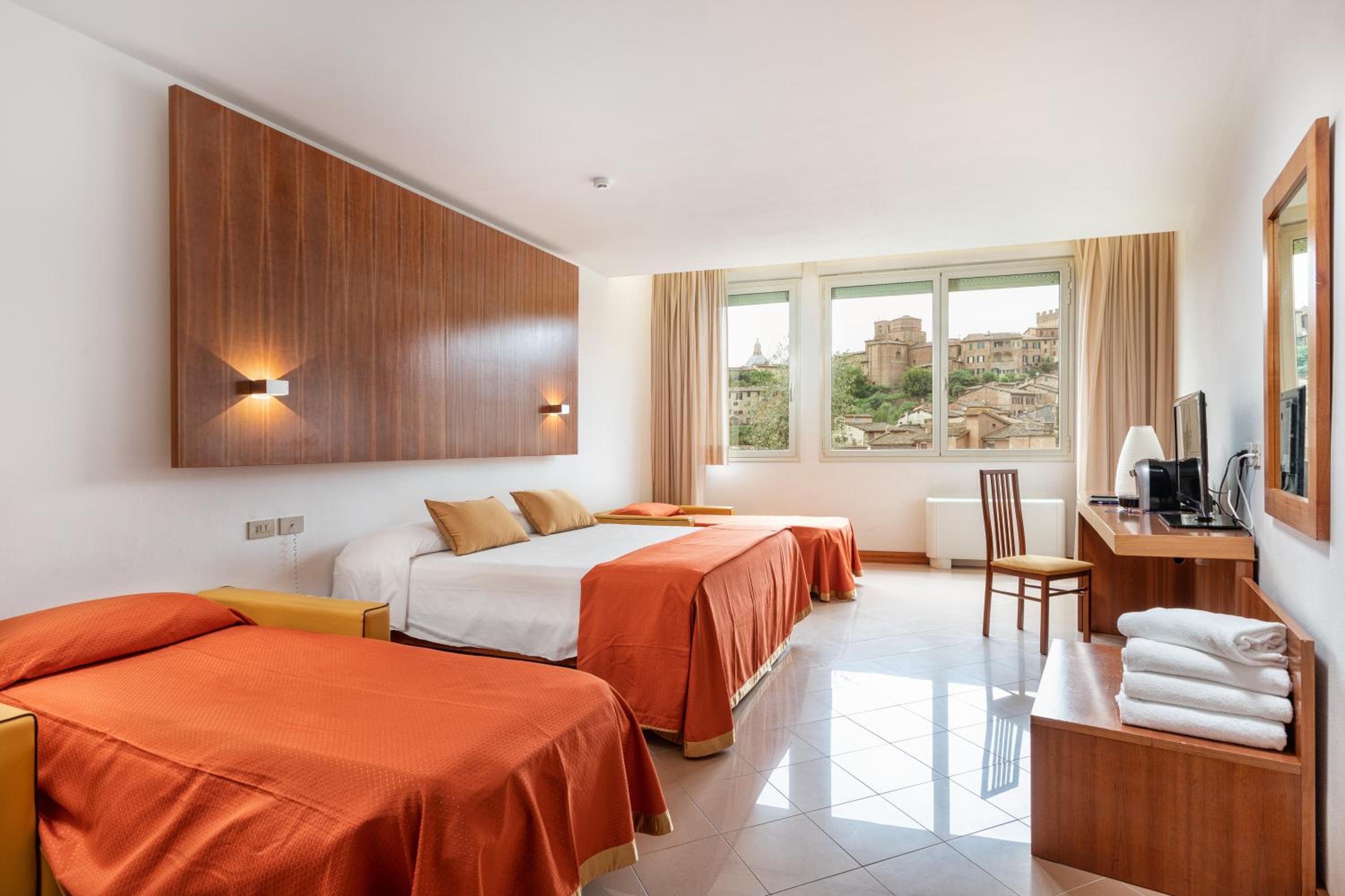Superior Quadruple Room with City View - Photo 1