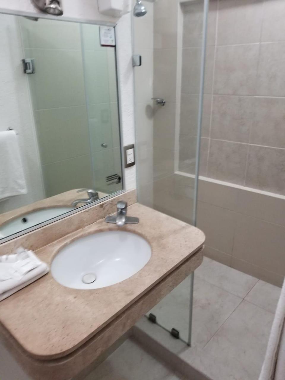 Queen Room - Photo 10