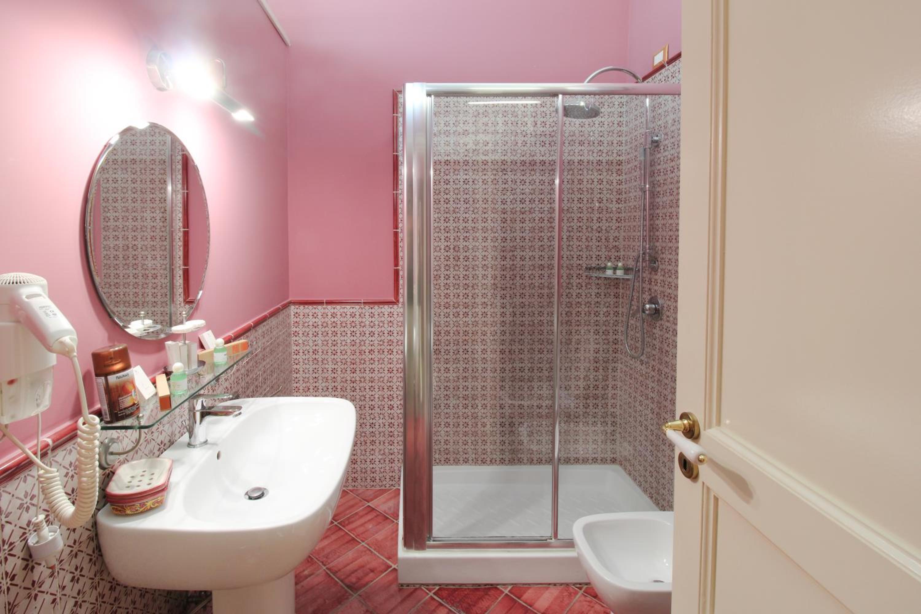 Two-Bedroom Apartment with Balcony and Sea View - Photo 4