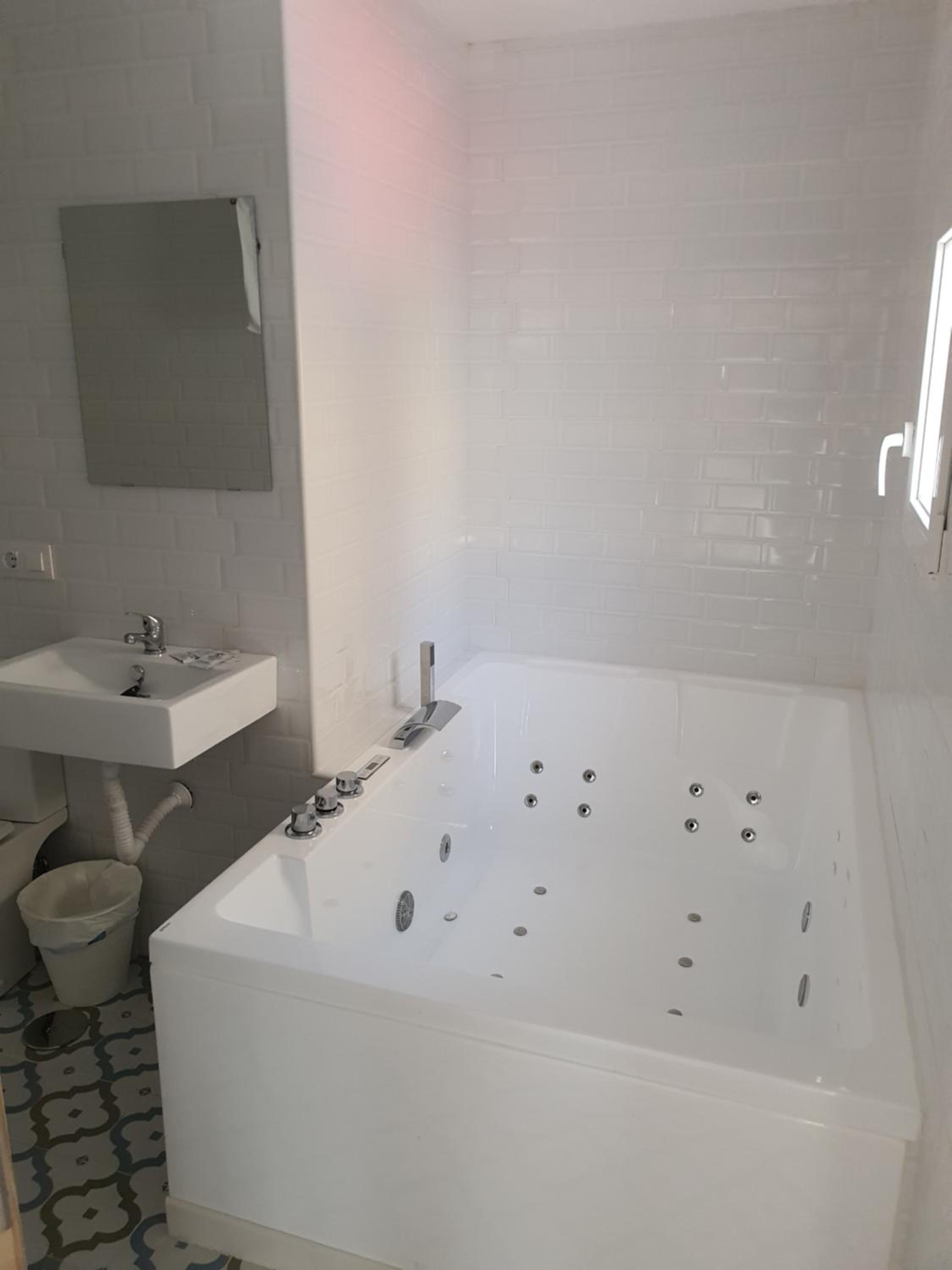 Deluxe Suite with Spa Bath photo 3